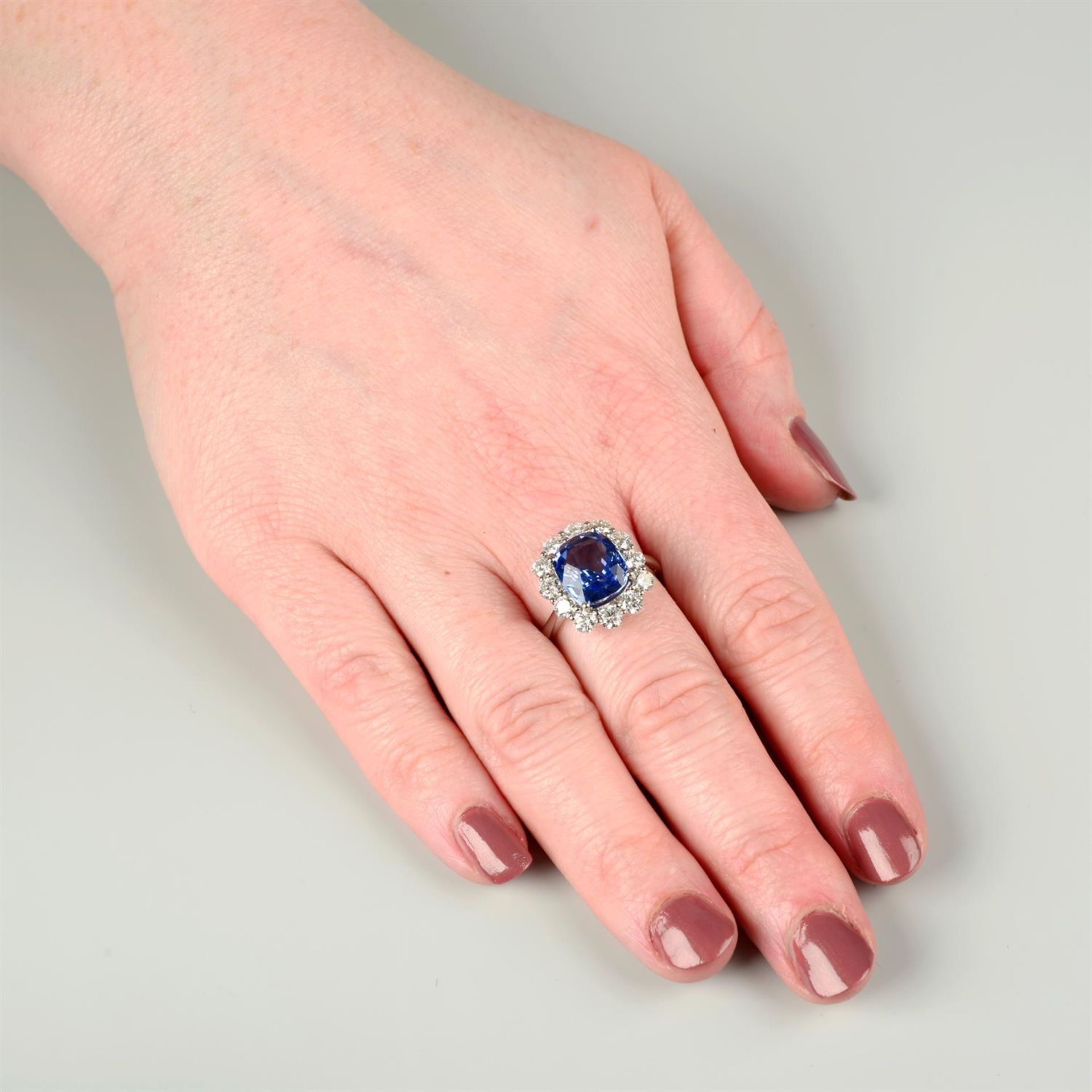 An 18ct gold sapphire and diamond cluster ring. - Image 5 of 5