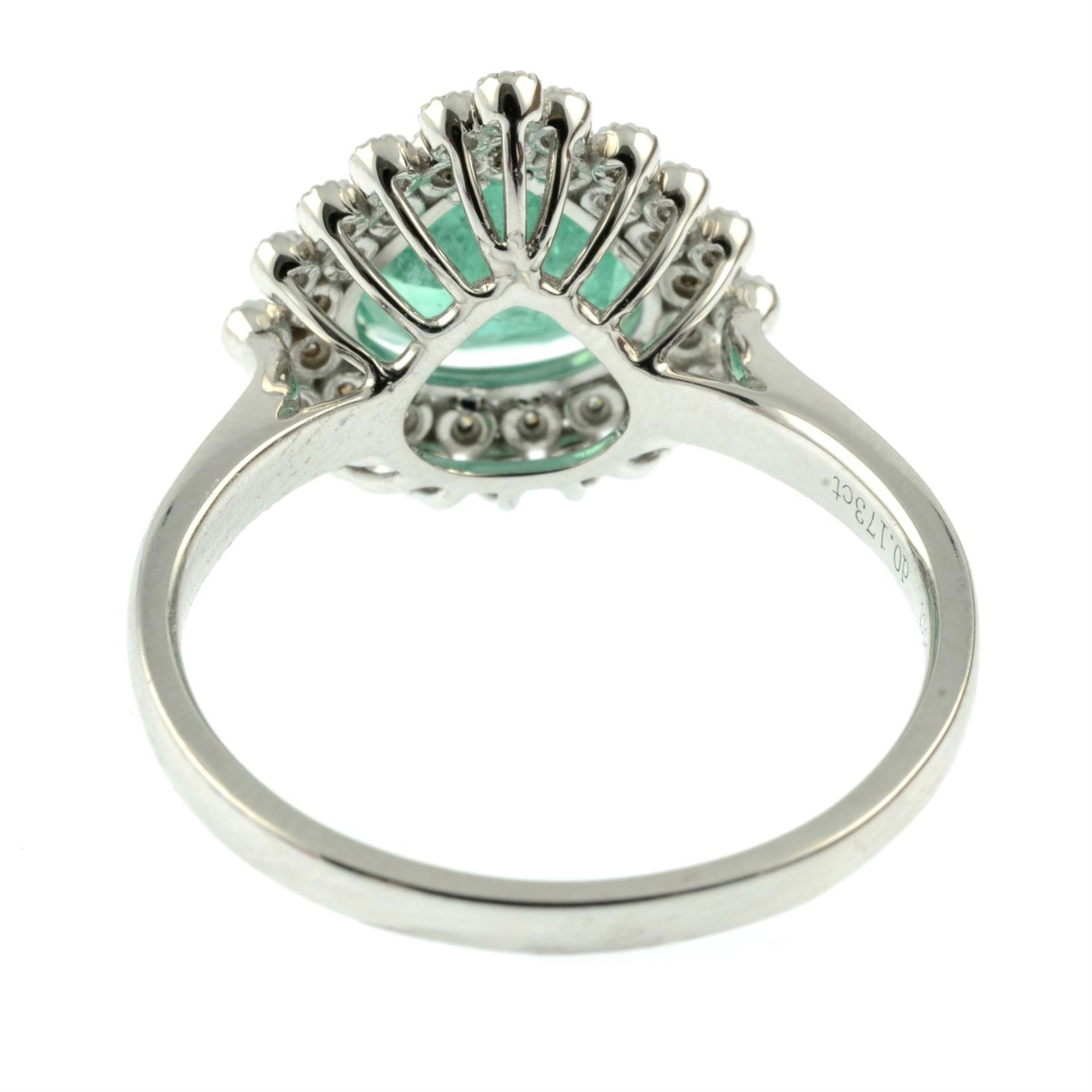 An emerald and brilliant-cut diamond cluster ring. - Image 4 of 5