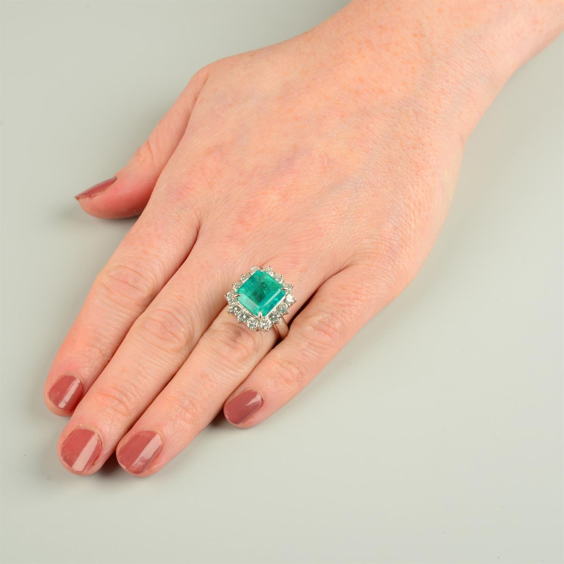 A Colombian emerald and brilliant-cut diamond cluster ring. - Image 6 of 7