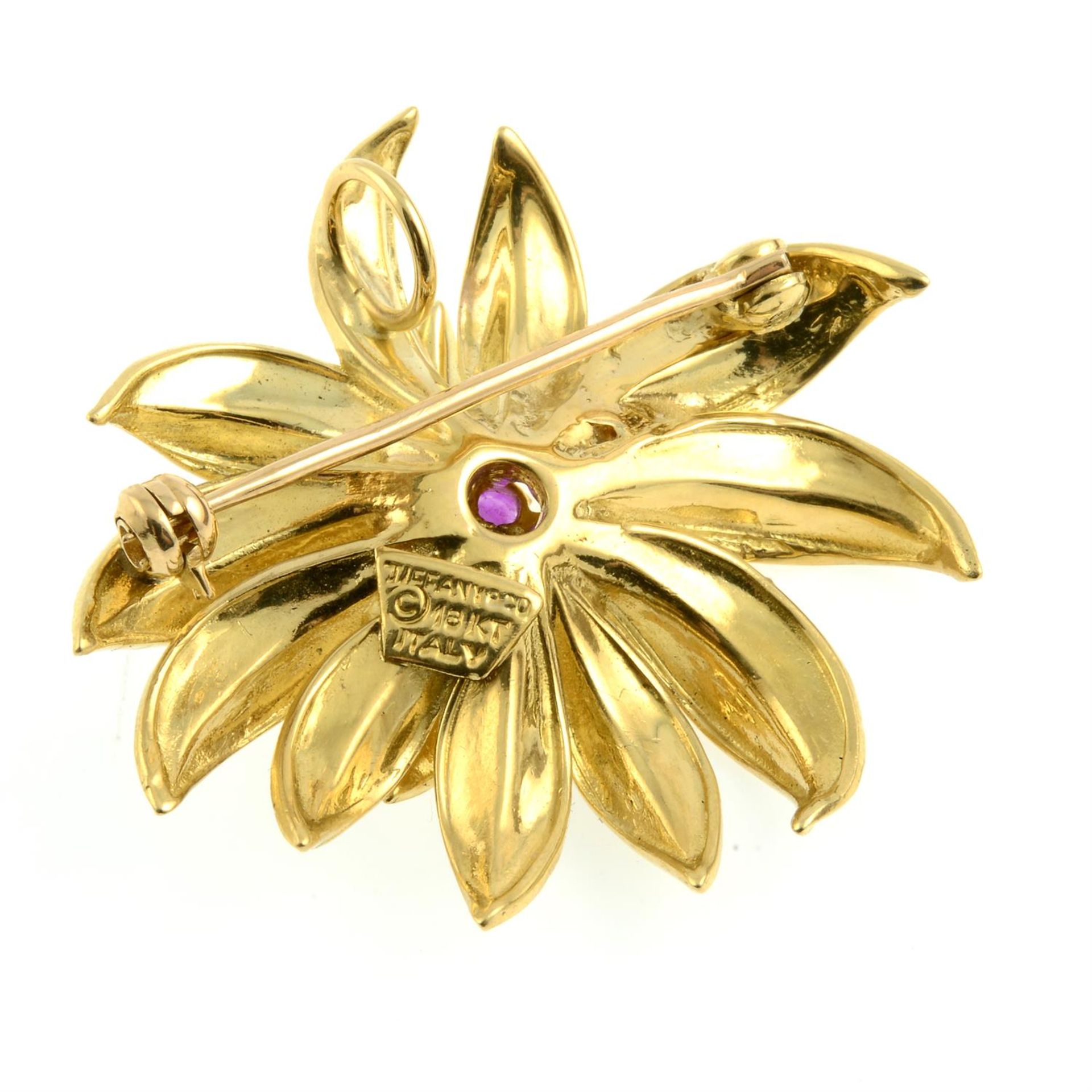 A mid 20th century 18ct gold diamond and ruby floral brooch/pendant, by Tiffany & Co. - Bild 3 aus 4