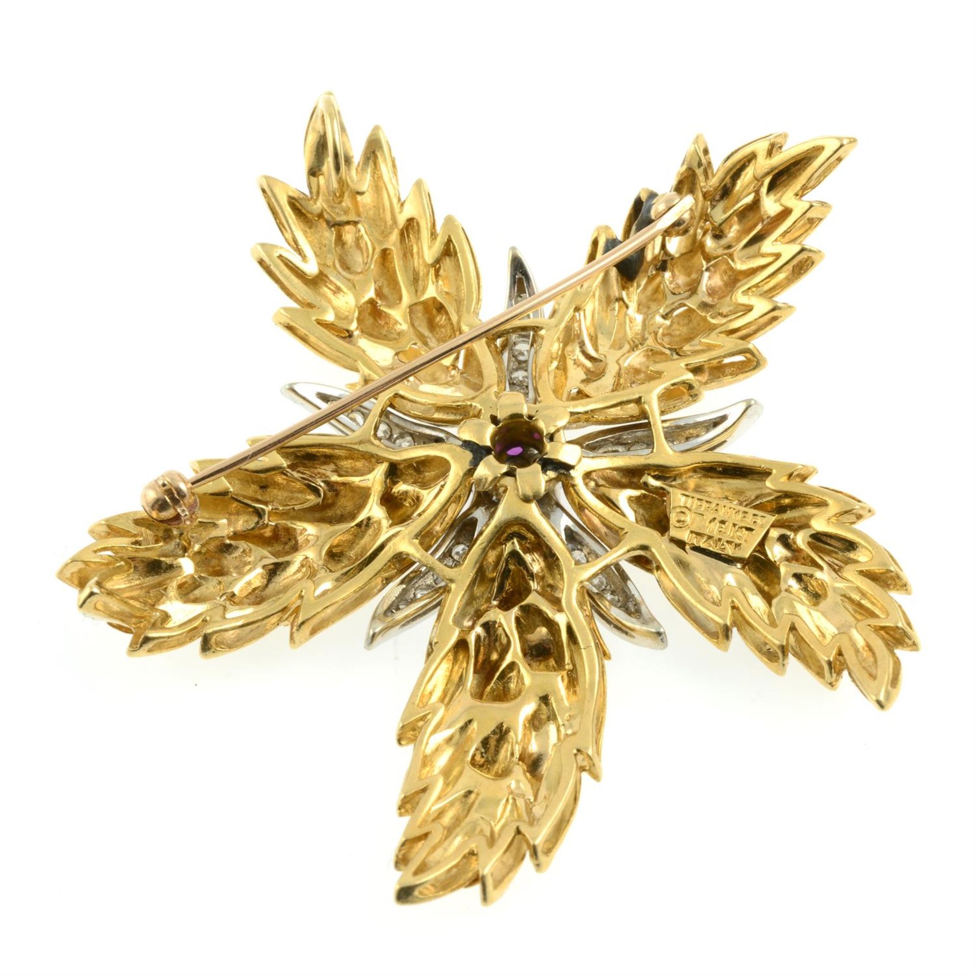 A mid 20th century 18ct gold brilliant-cut diamond and ruby floral brooch/pendant, by Tiffany & Co. - Bild 3 aus 4