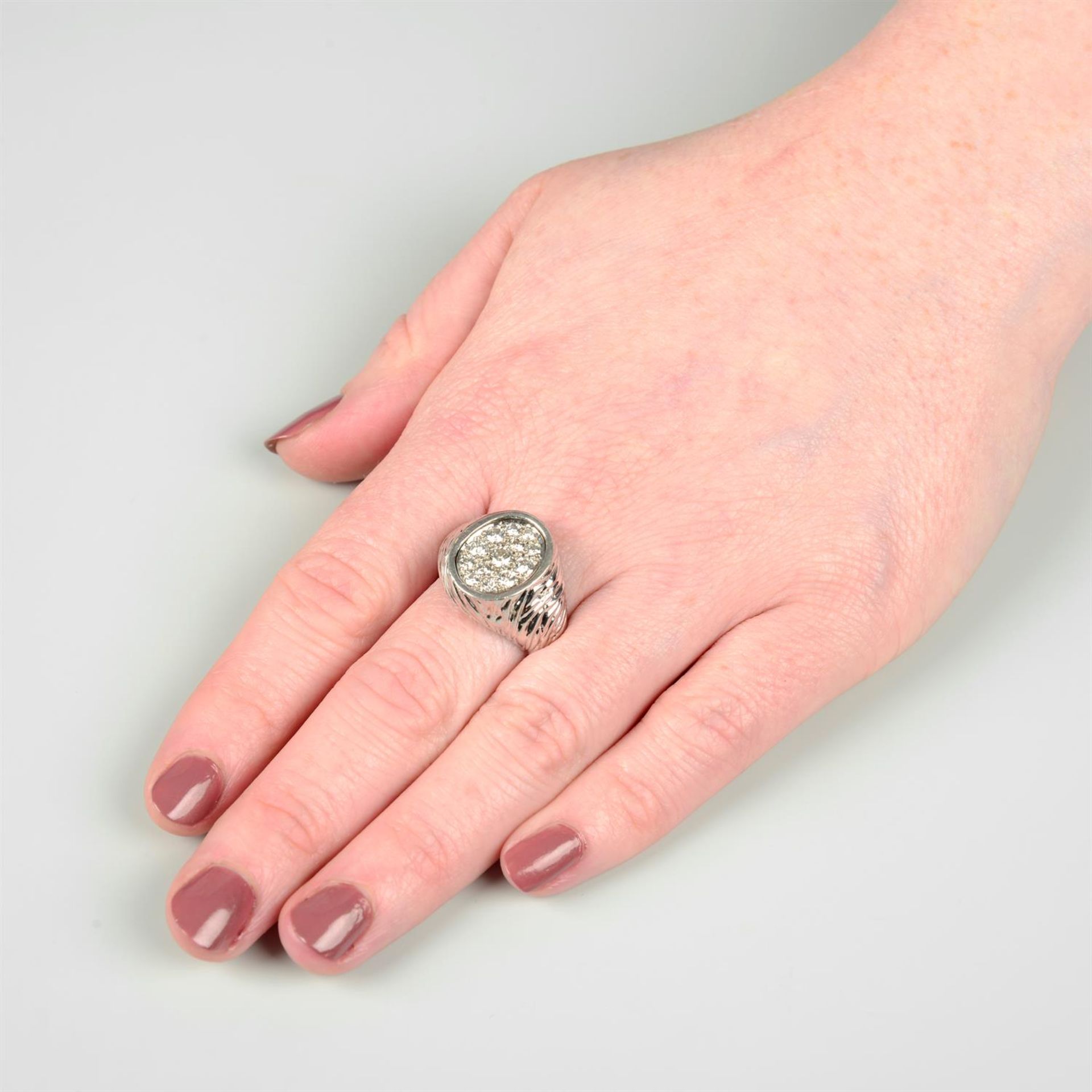 A gentleman's 1970s 18ct gold diamond ring, by Kutchinsky. - Bild 5 aus 5
