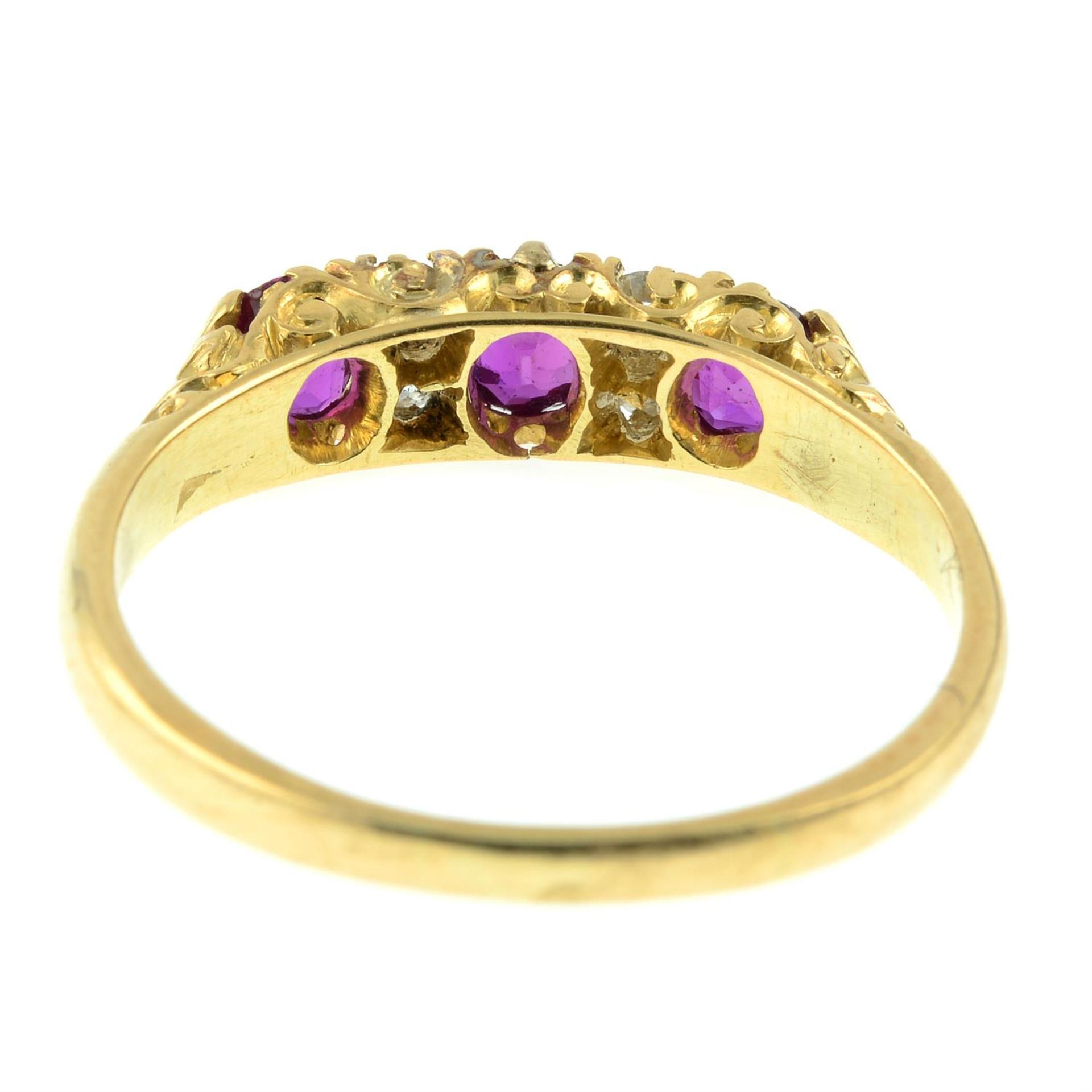 An early 20th century 18ct gold ruby three-stone ring, with old-cut diamond spacers. - Bild 4 aus 5