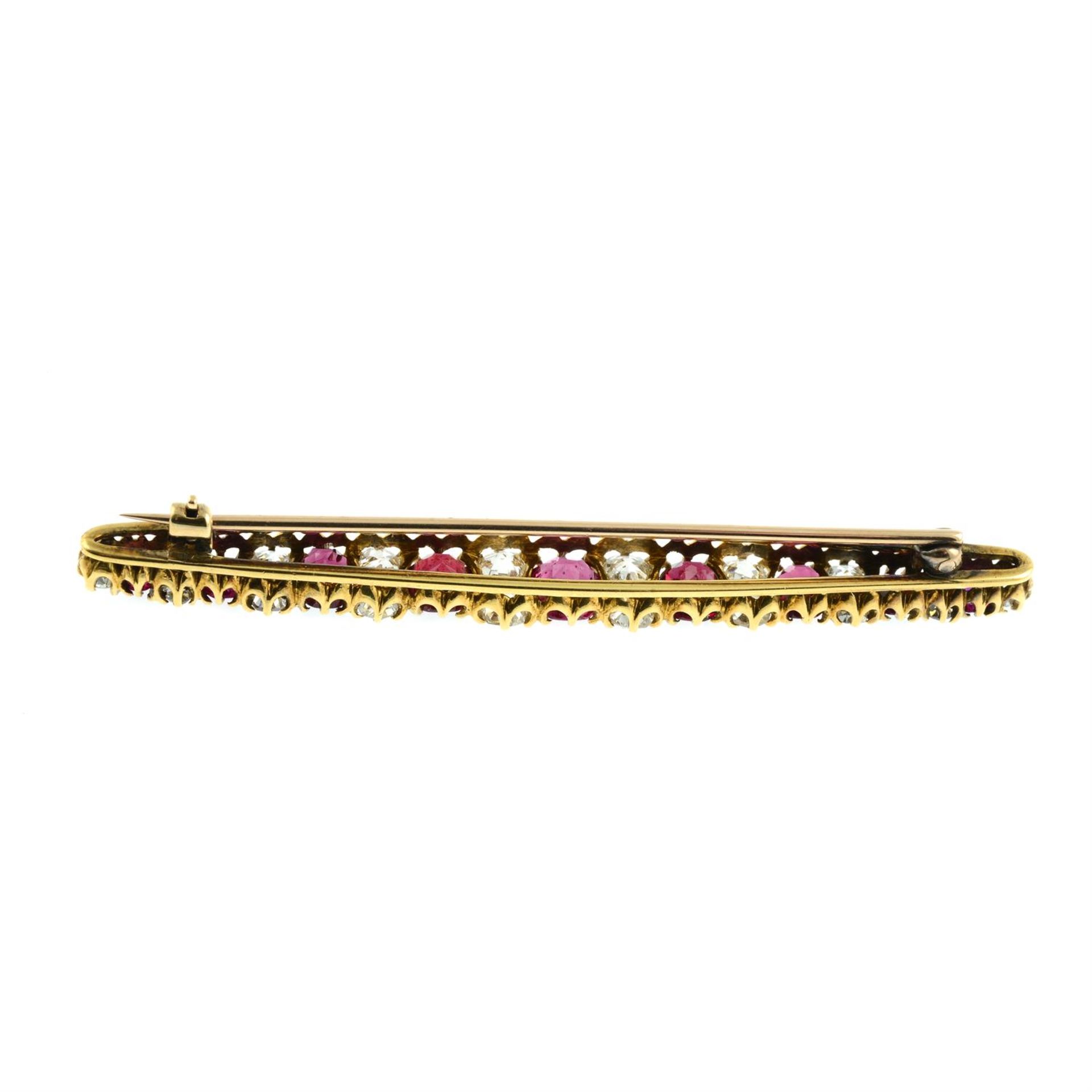 An early 20th century 18ct gold red spinel and old-cut diamond bar brooch. - Bild 3 aus 4