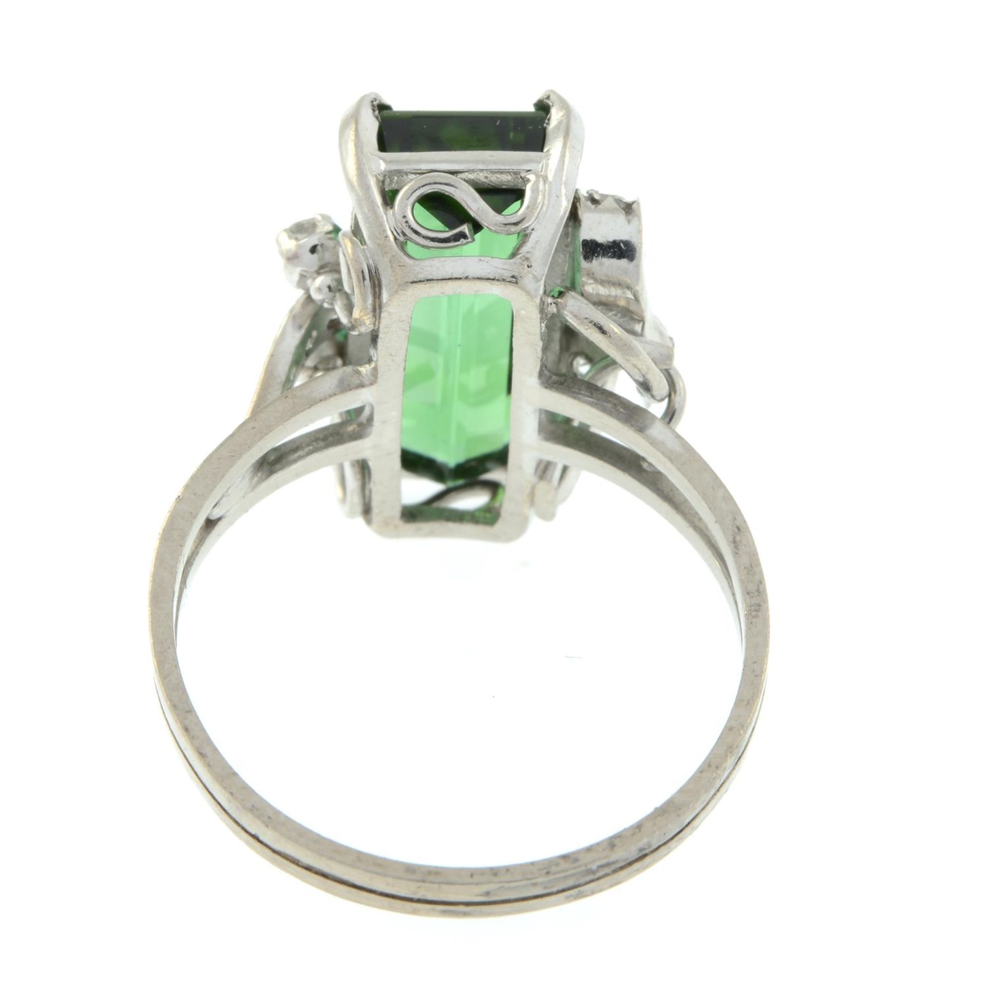 A mid 20th century green tourmaline and single-cut diamond ring. - Bild 3 aus 5