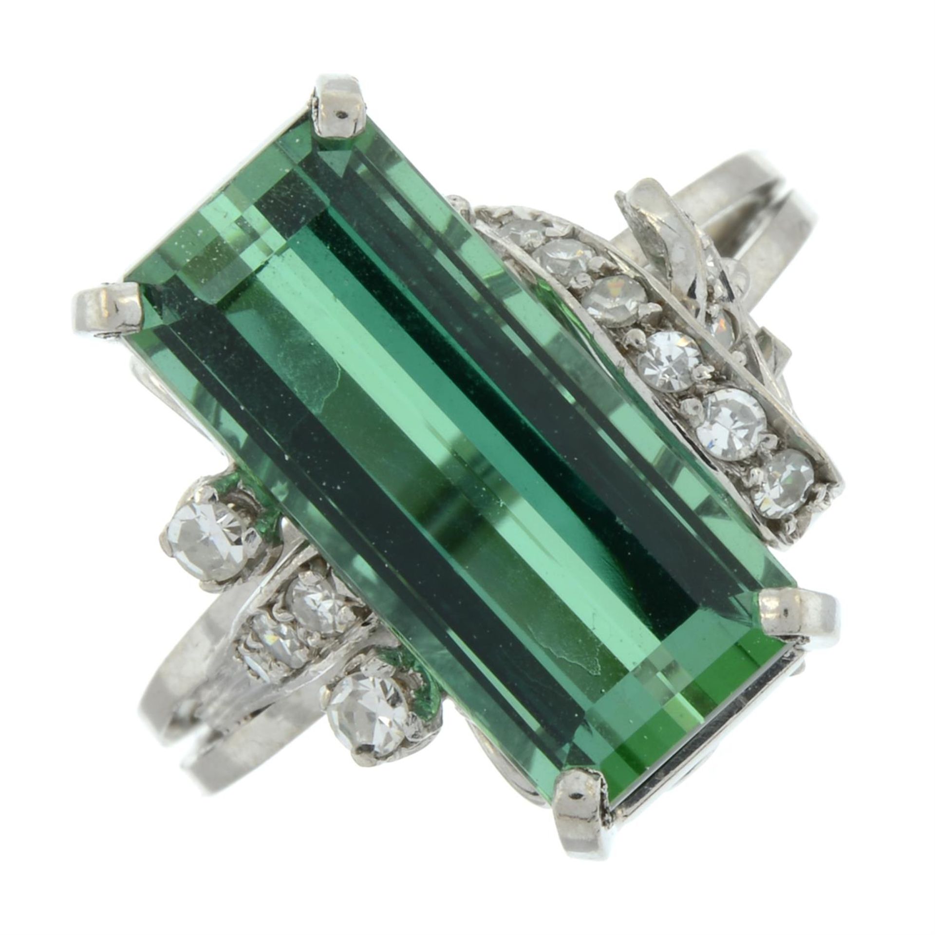 A mid 20th century green tourmaline and single-cut diamond ring. - Bild 2 aus 5