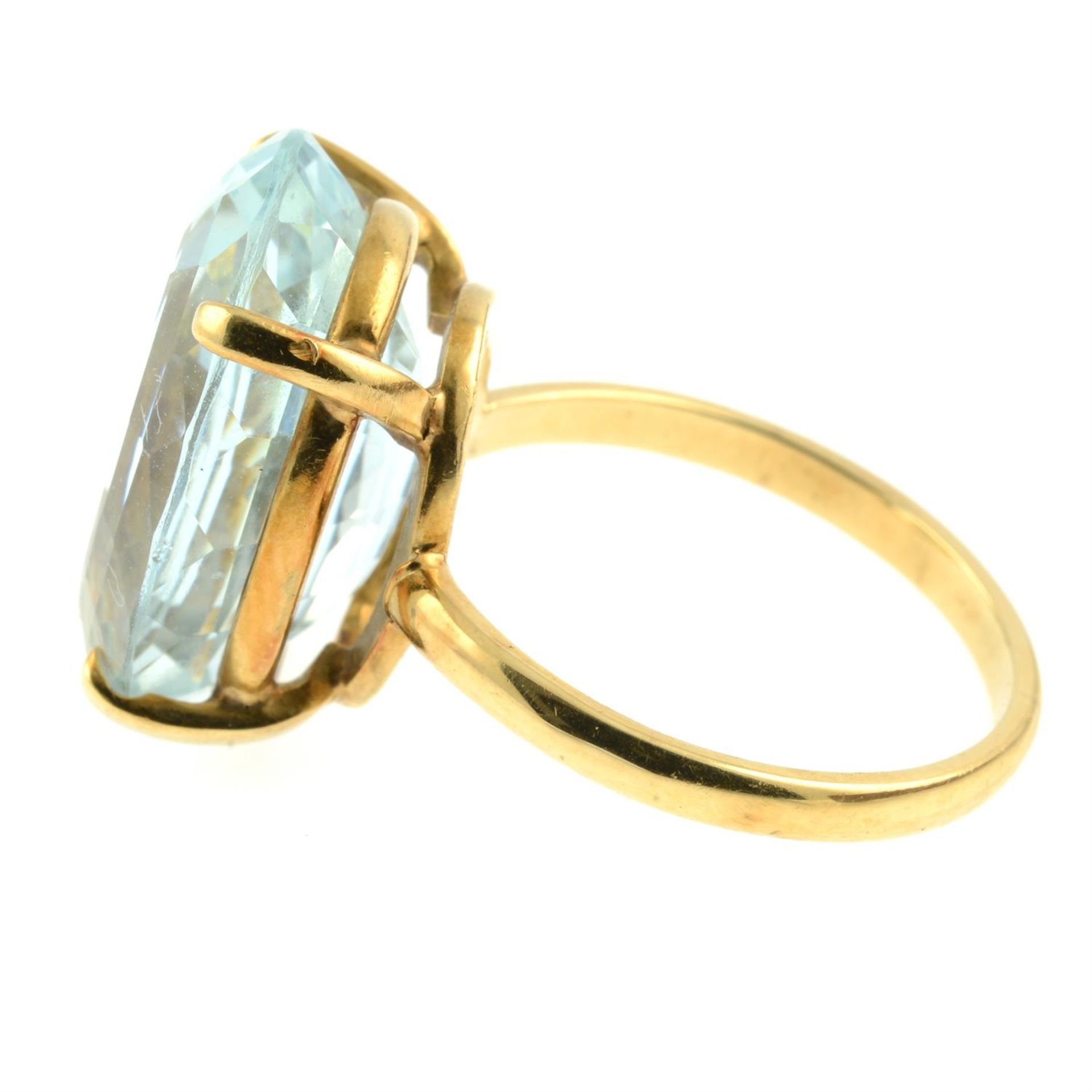 An aquamarine single-stone ring. - Image 3 of 5