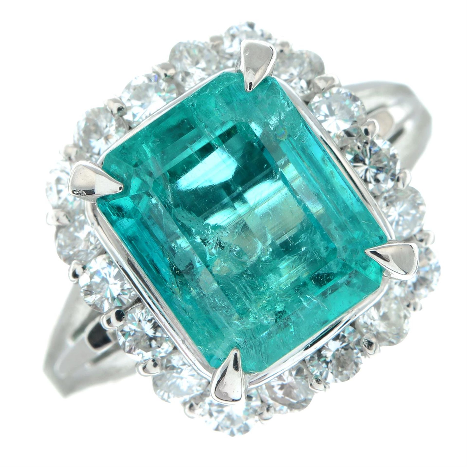 A Colombian emerald and brilliant-cut diamond cluster ring. - Image 2 of 7