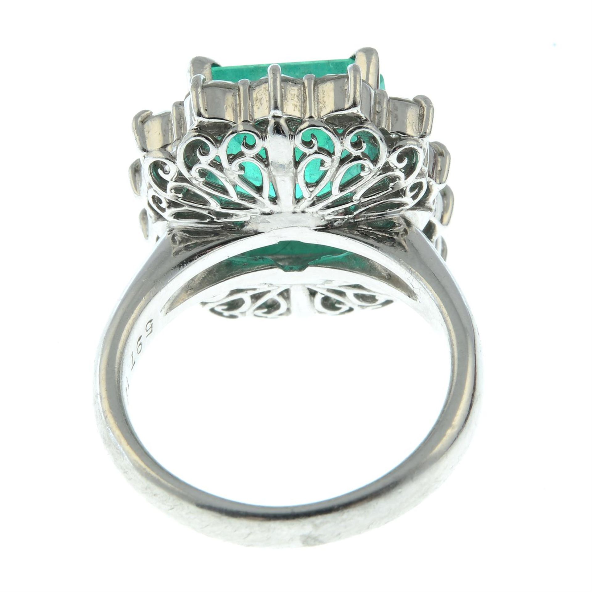 A Colombian emerald and brilliant-cut diamond cluster ring. - Image 4 of 7