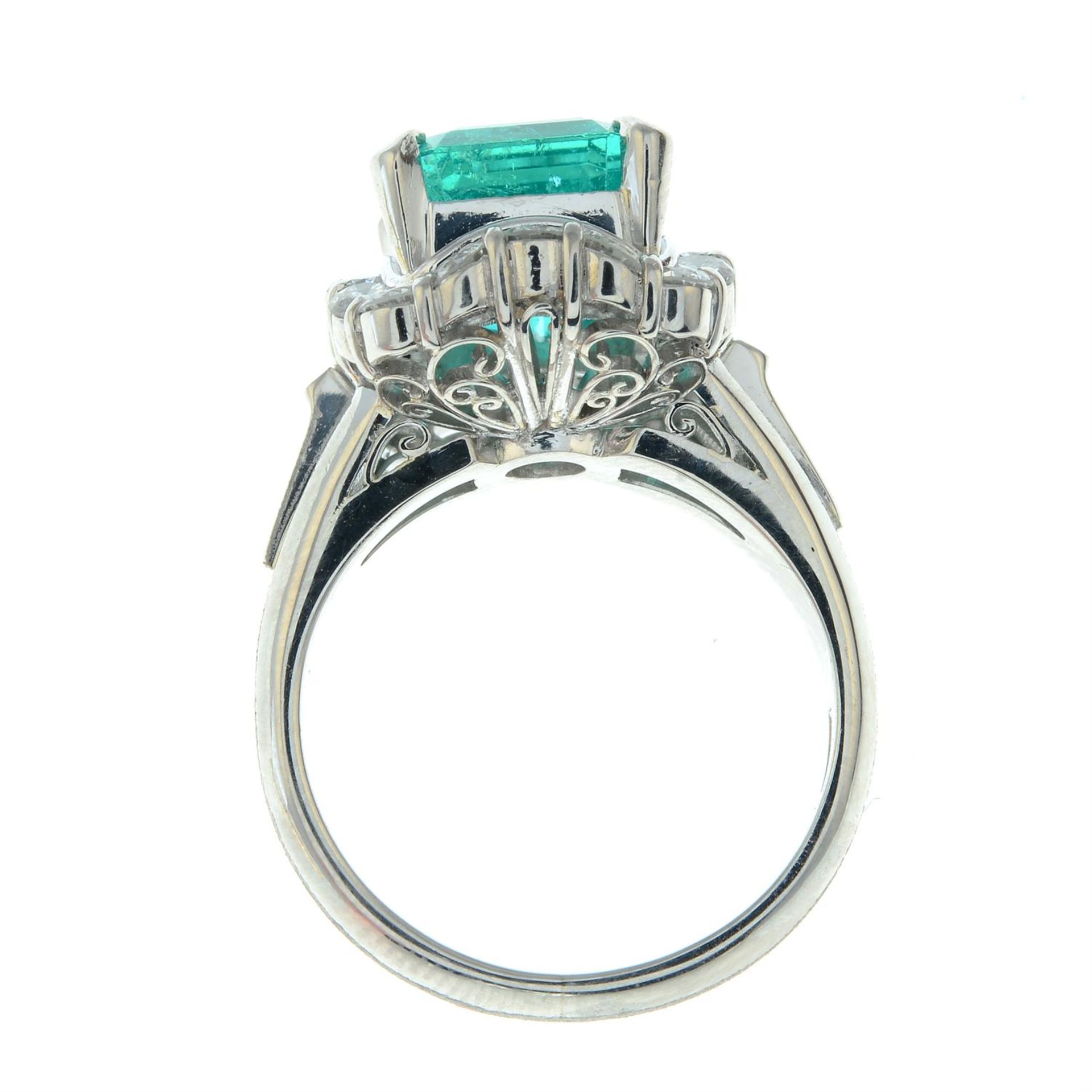 A Colombian emerald and brilliant-cut diamond cluster ring. - Image 5 of 7