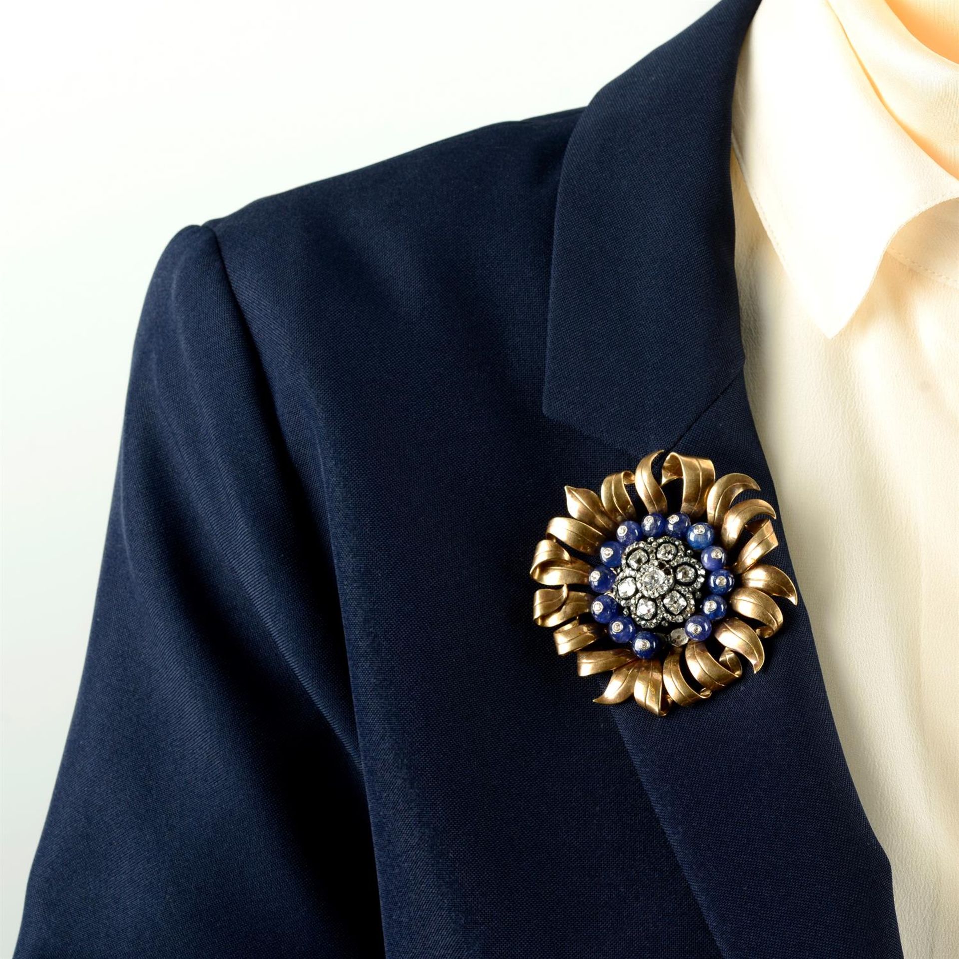 A mid 20th century silver and 9ct gold old-cut diamond and sapphire bead floral brooch. - Bild 4 aus 4