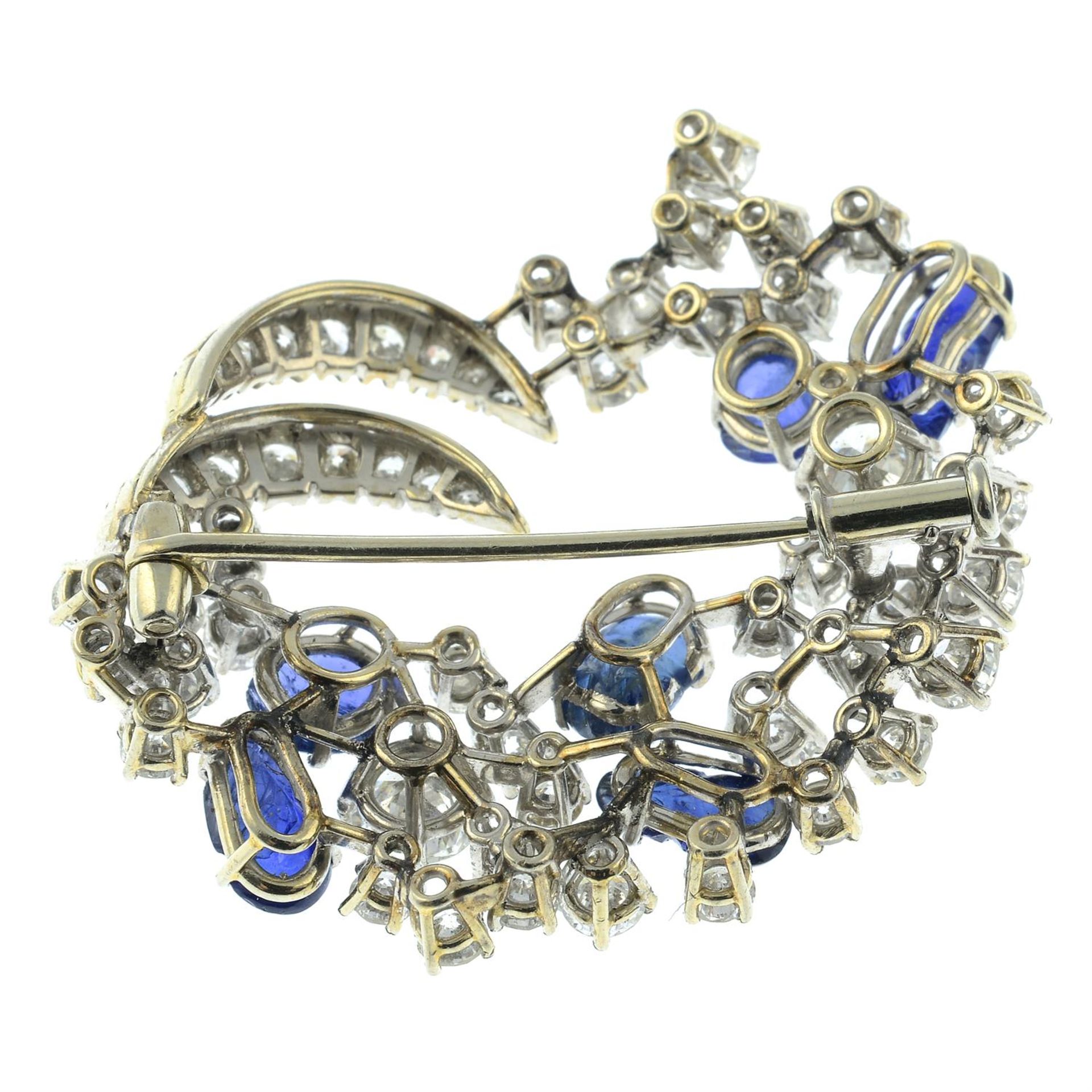 A mid 20th century 18ct gold floral carved sapphire and brilliant-cut diamond brooch. - Bild 3 aus 4