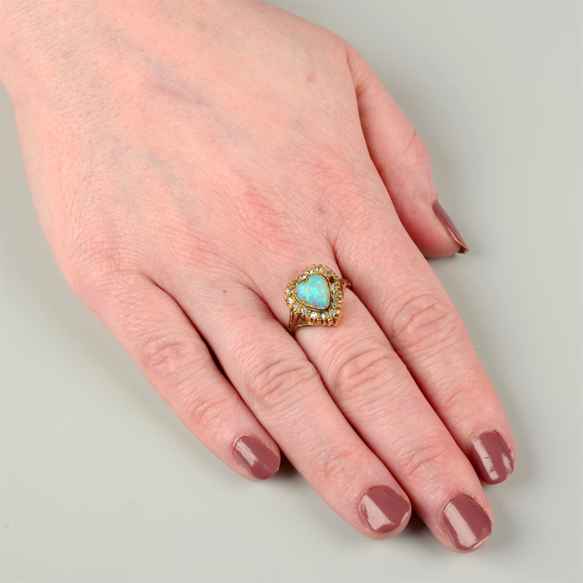 An opal heart and single-cut diamond cluster ring. - Bild 5 aus 5