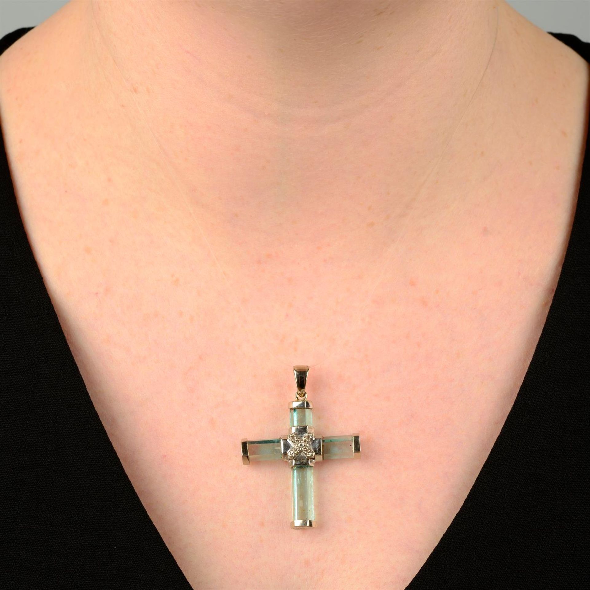 An aquamarine and diamond cross pendant. - Bild 4 aus 4