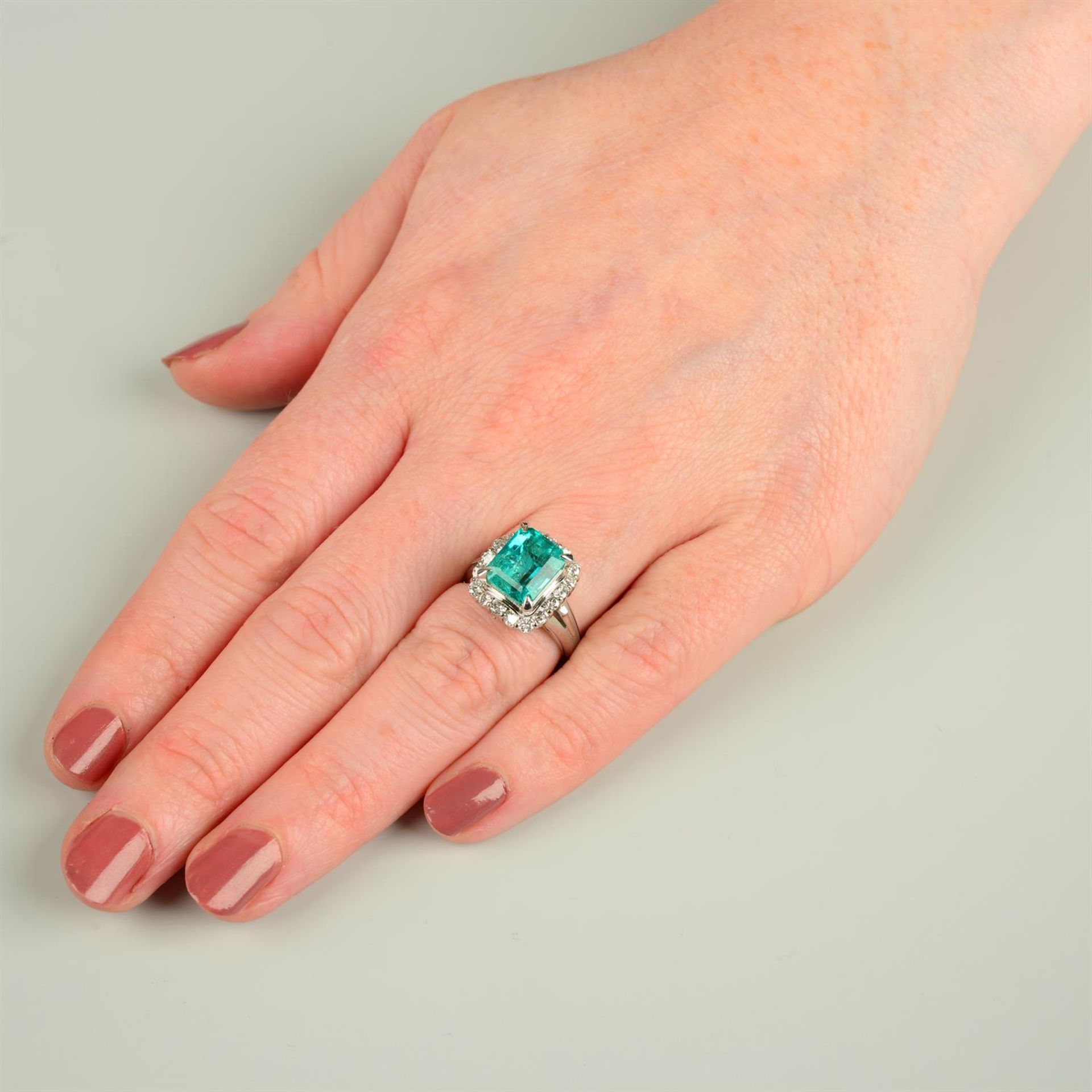 A Colombian emerald and brilliant-cut diamond cluster ring. - Image 6 of 7