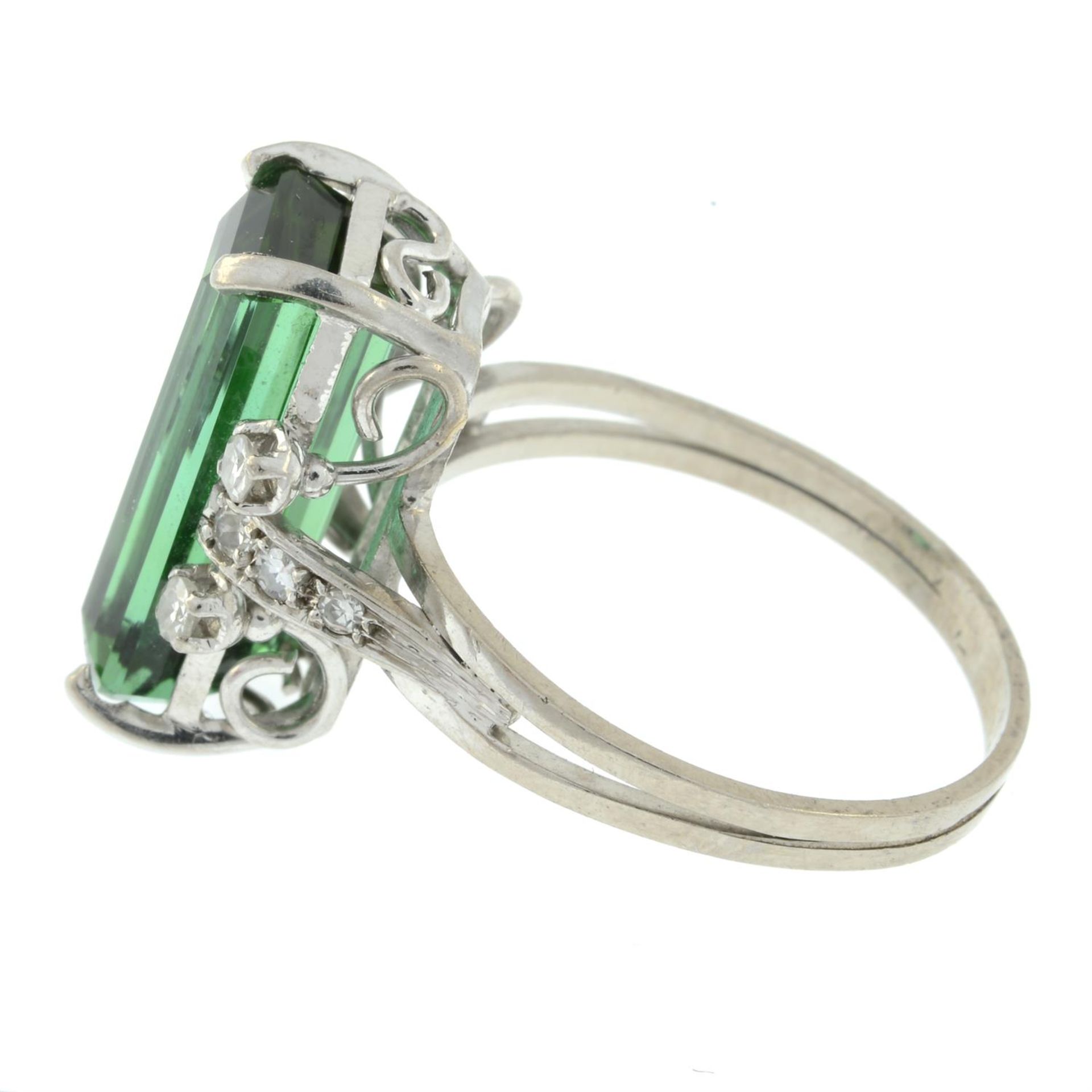 A mid 20th century green tourmaline and single-cut diamond ring. - Bild 4 aus 5
