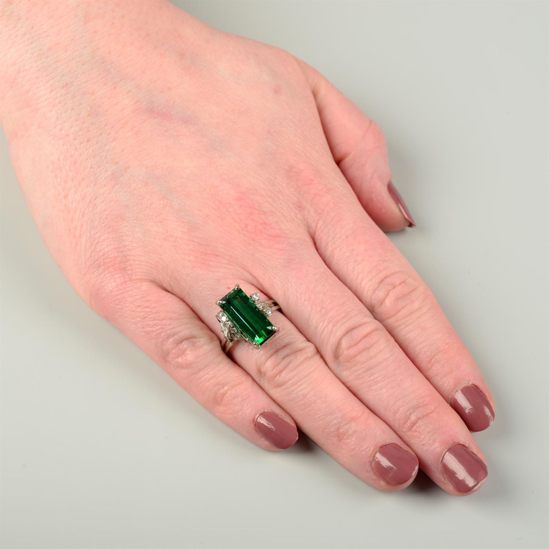 A mid 20th century green tourmaline and single-cut diamond ring. - Bild 5 aus 5