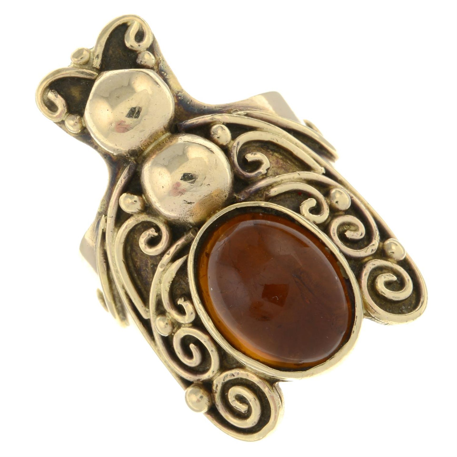 A 9ct gold amber insect ring.