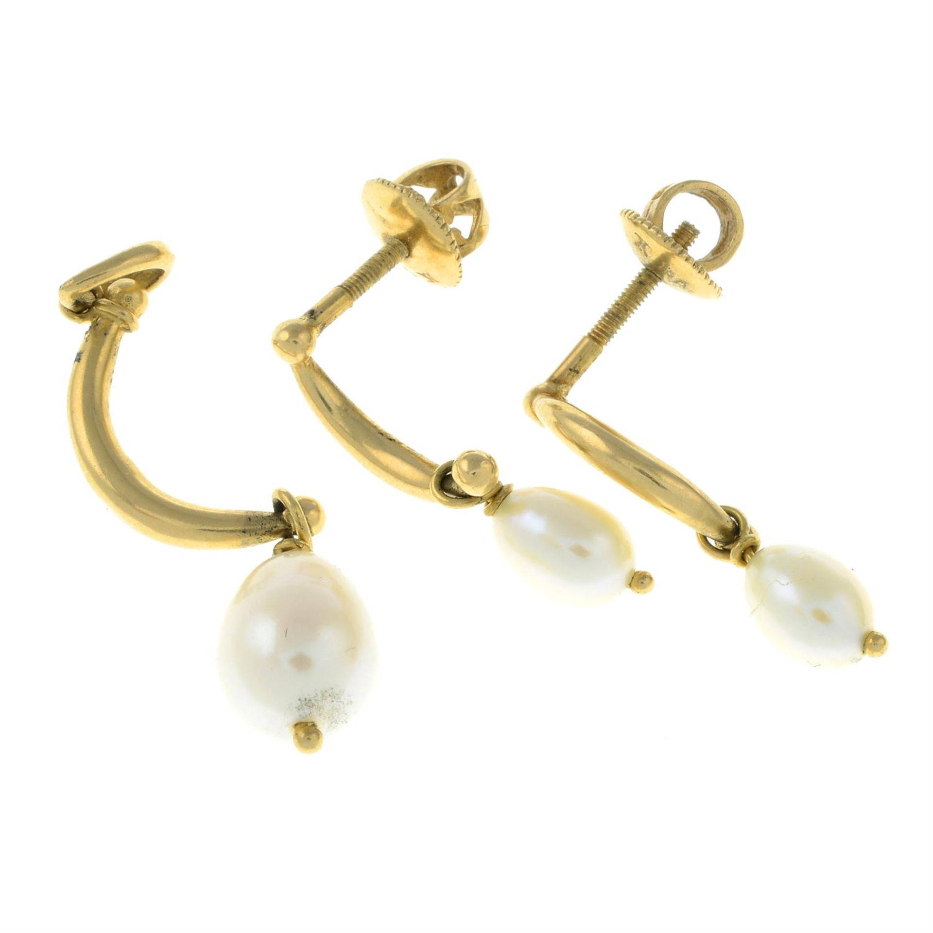 A cultured pearl drop pendant, together with a pair of matching earrings. - Image 2 of 2