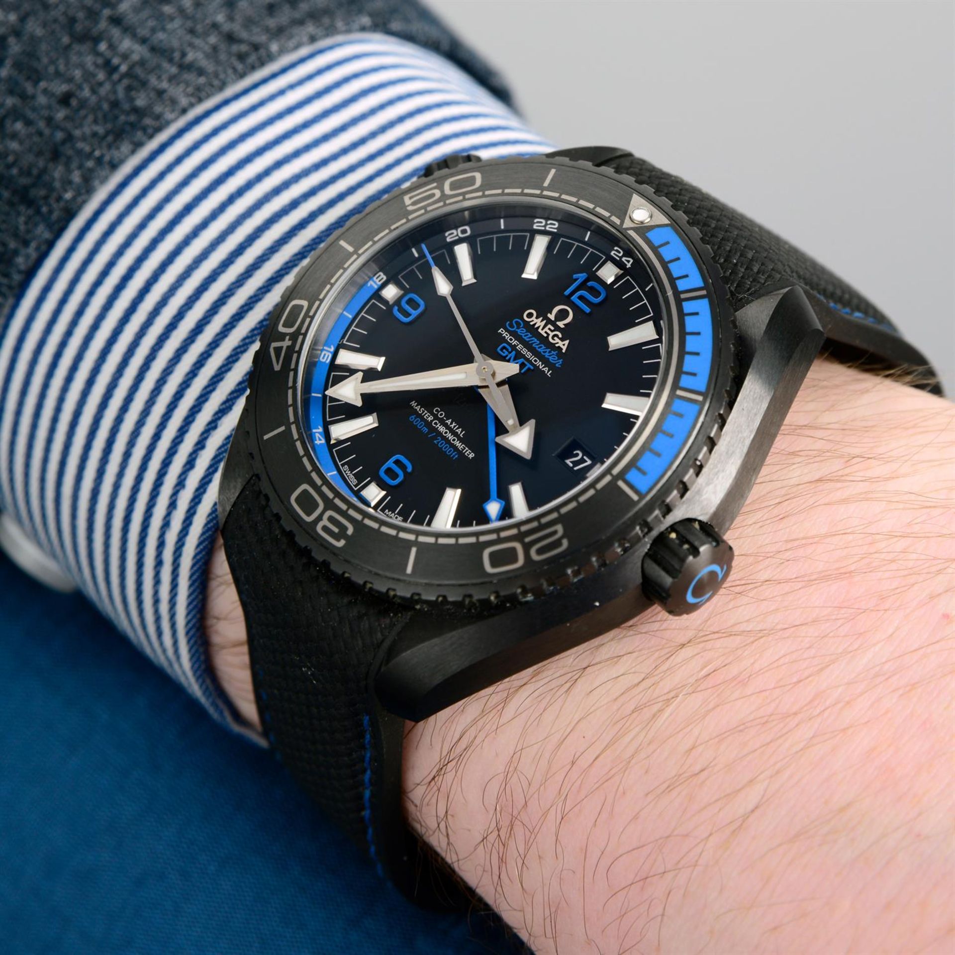 OMEGA - a PVD-treated stainless steel Seamaster Planet Ocean Deep Black GMT wrist watch, 44mm. - Image 5 of 6