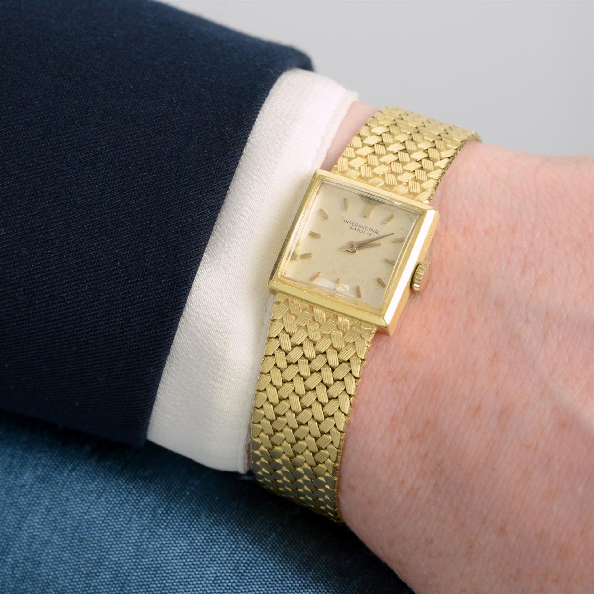 IWC - a yellow metal bracelet watch, 17x17mm. - Image 5 of 5