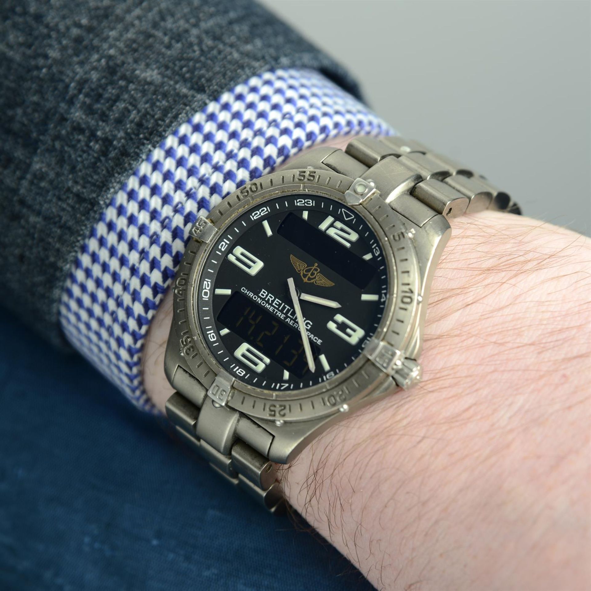 BREITLING - a titanium Aerospace bracelet watch, 42mm. - Bild 5 aus 6