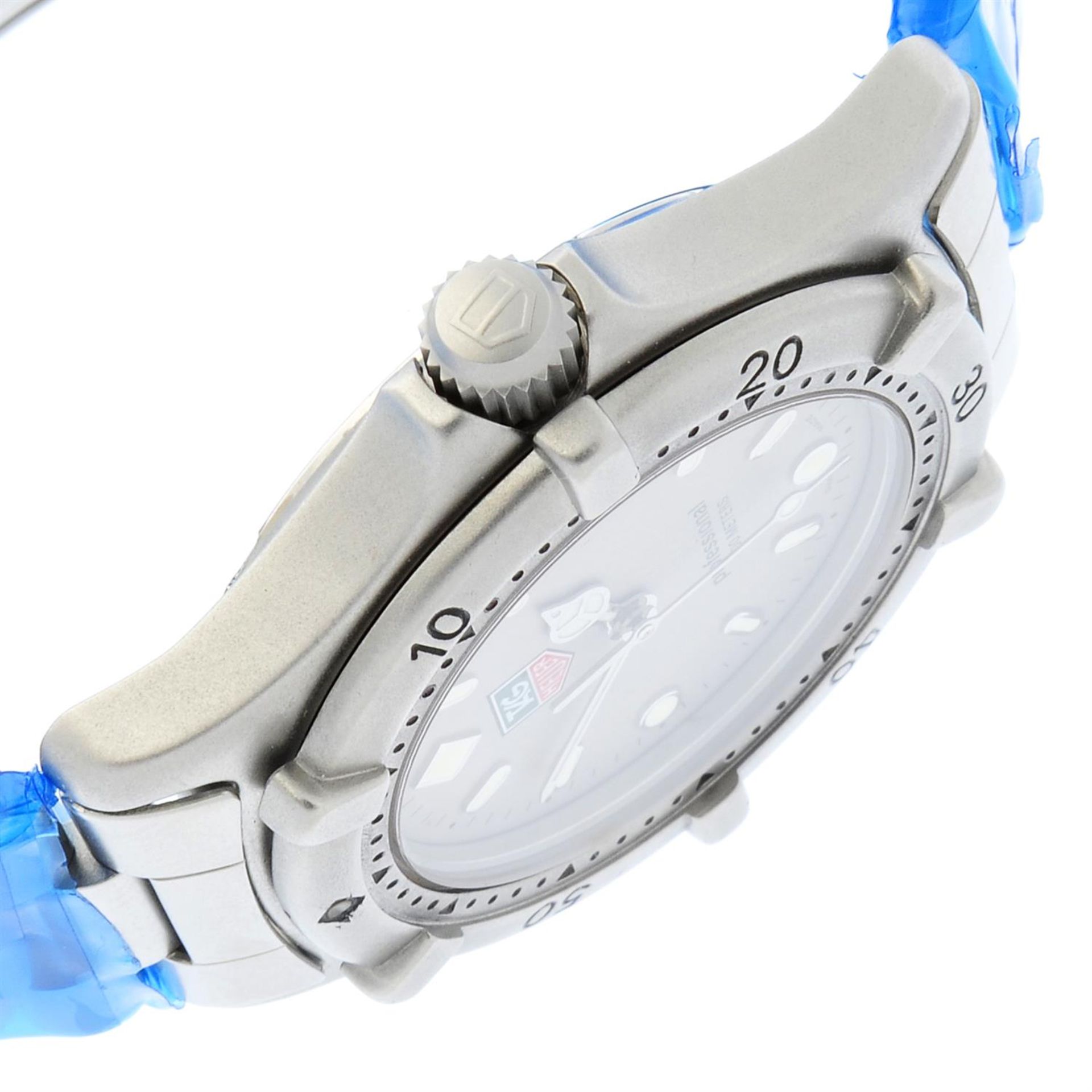 TAG HEUER - a stainless steel 2000 Series bracelet watch, 33mm. - Bild 3 aus 4