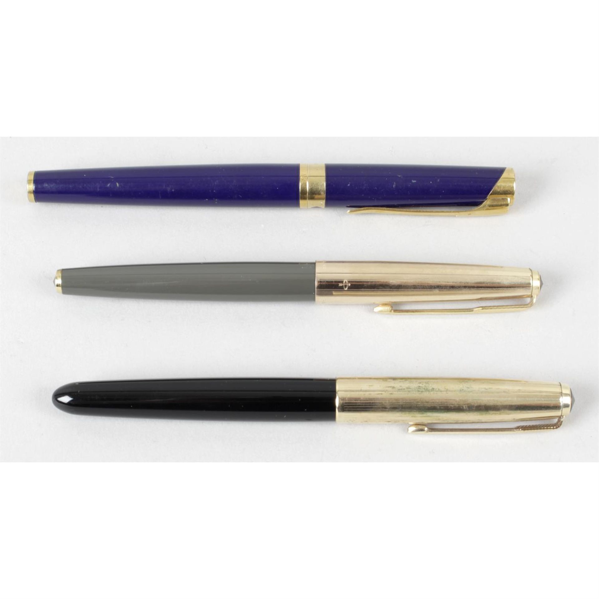 A mixed selection of assorted pens, to include Parker and Watermans examples, etc.