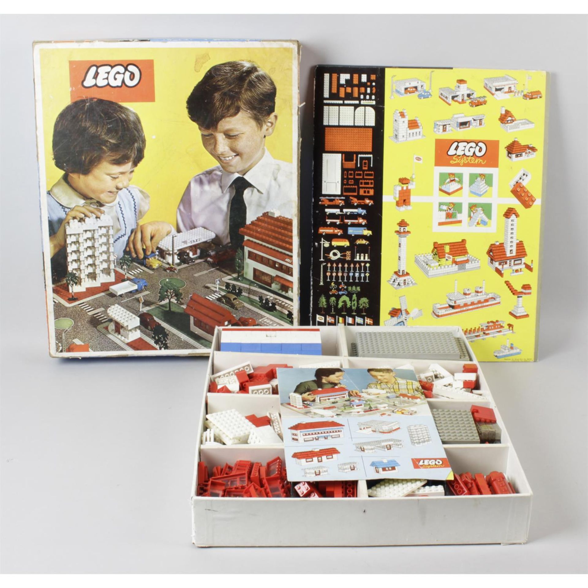 A Lego '810' plastic construction set in original box. - Bild 2 aus 2