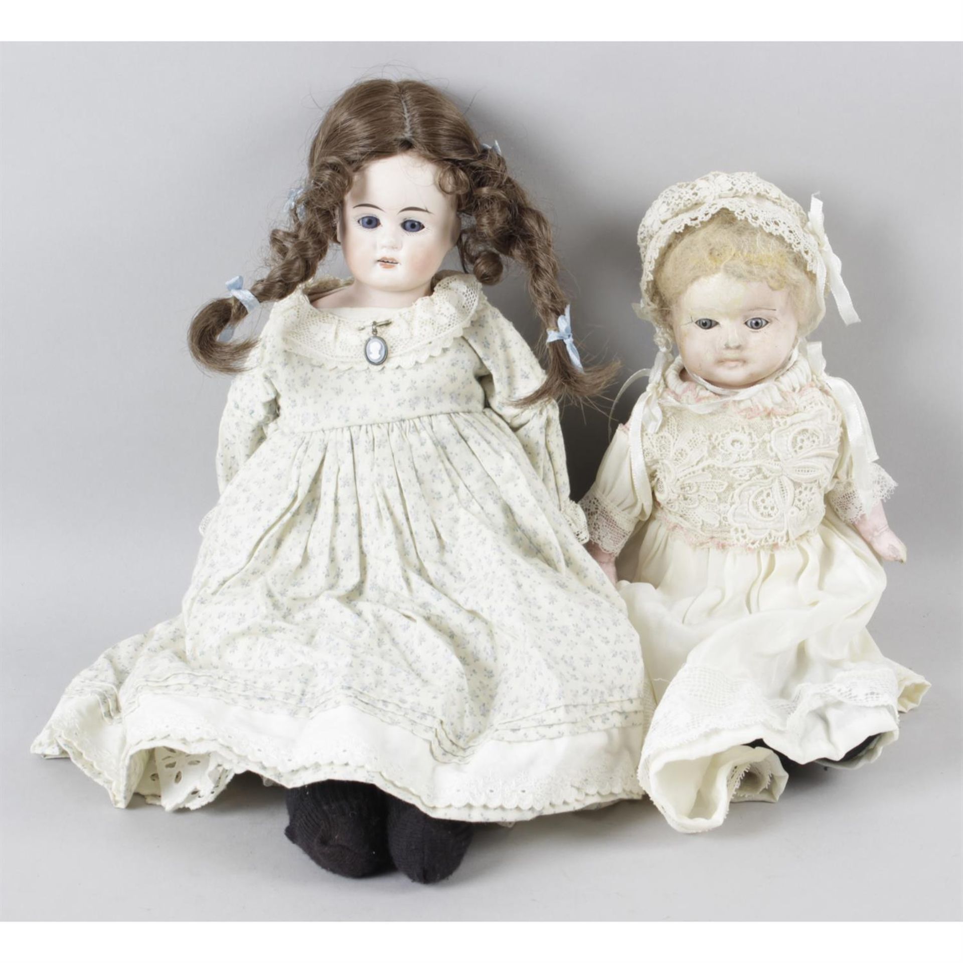 A mixed selection of assorted dolls. (5)