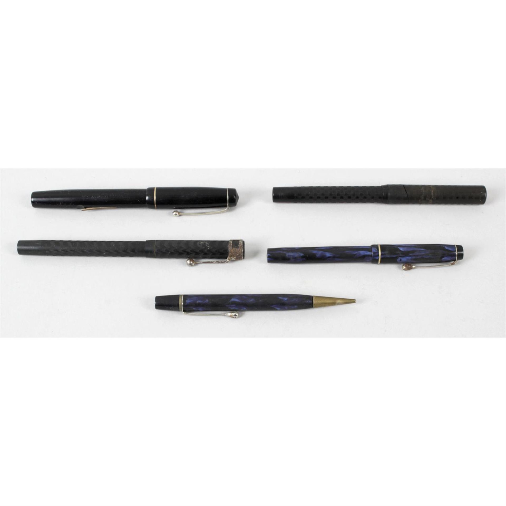 A mixed selection of assorted pens, to include Burberry, Balmain and Chatsworth examples, etc.