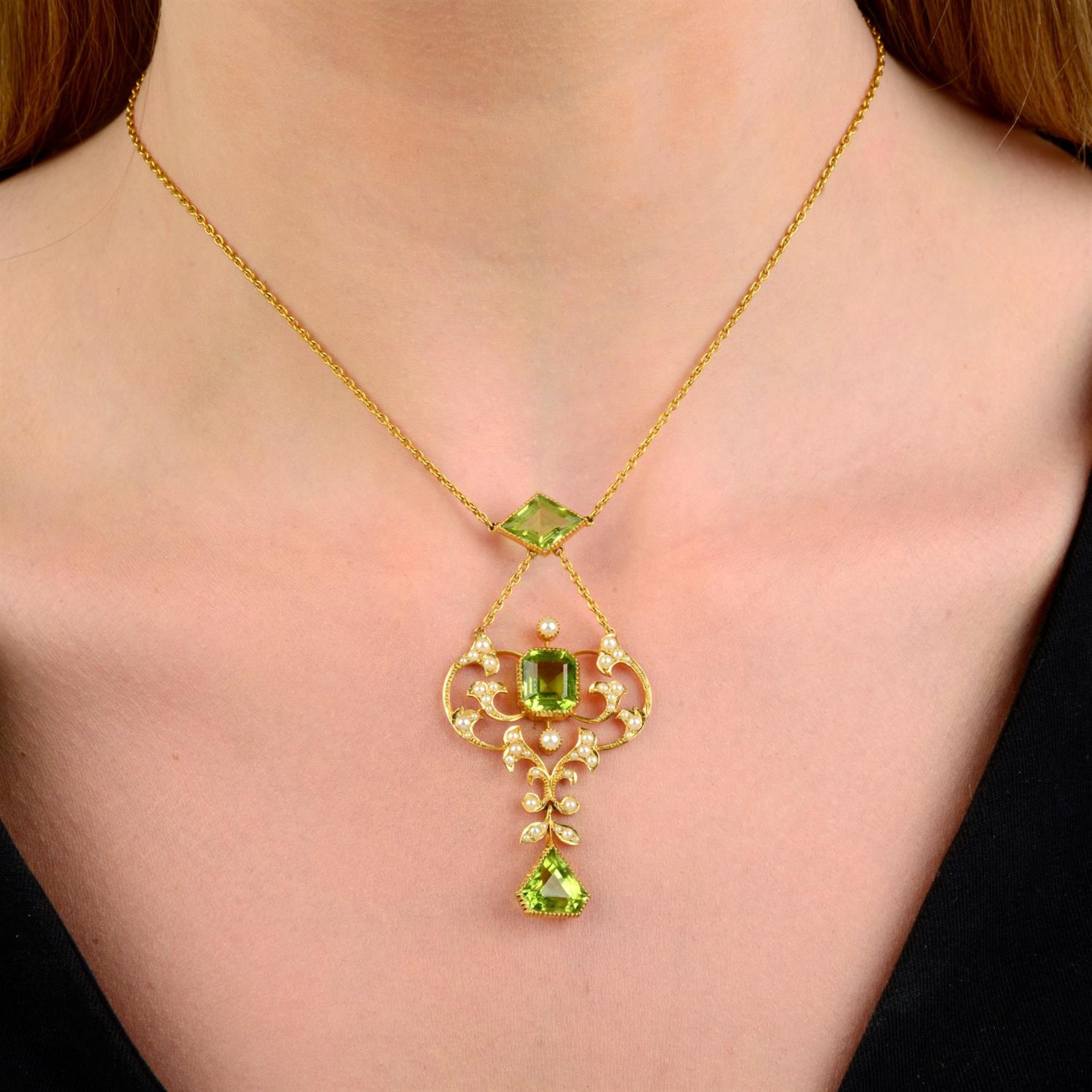 An Edwardian 15ct gold peridot and split pearl pendant necklace, with fitted case. - Image 6 of 6