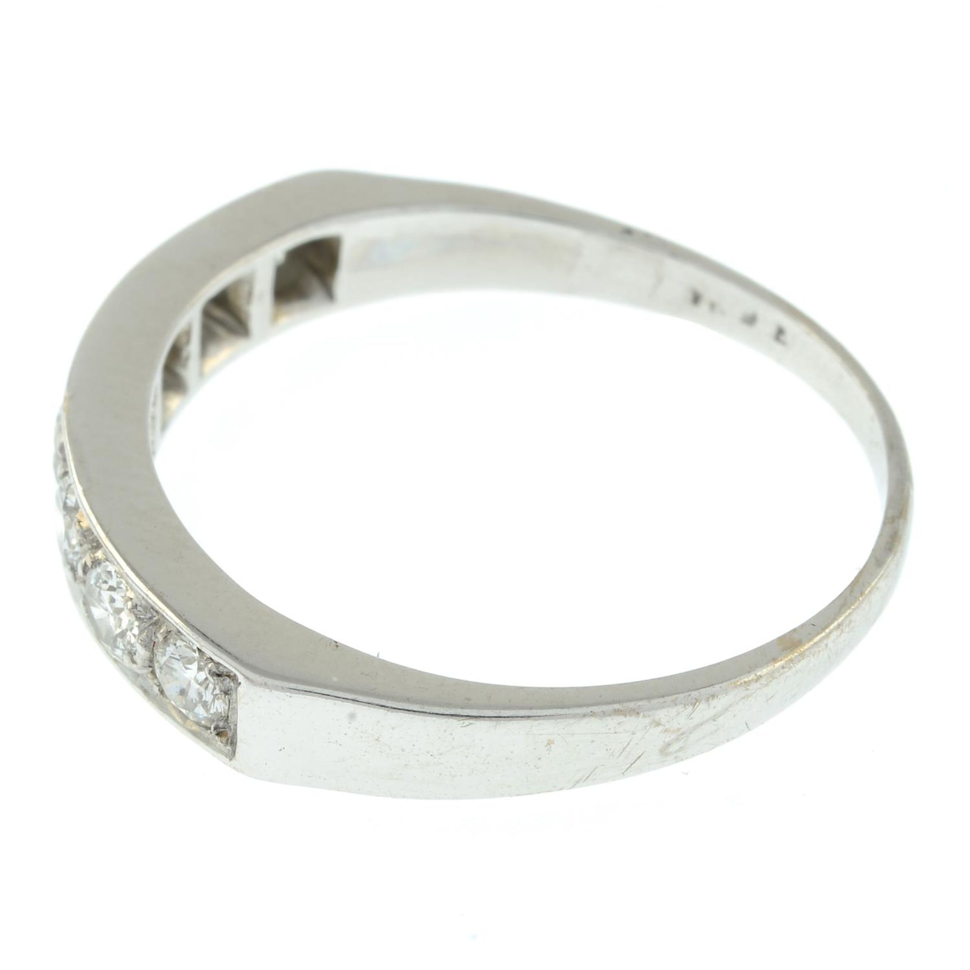 An 18ct gold brilliant-cut diamond half eternity ring. - Bild 4 aus 5