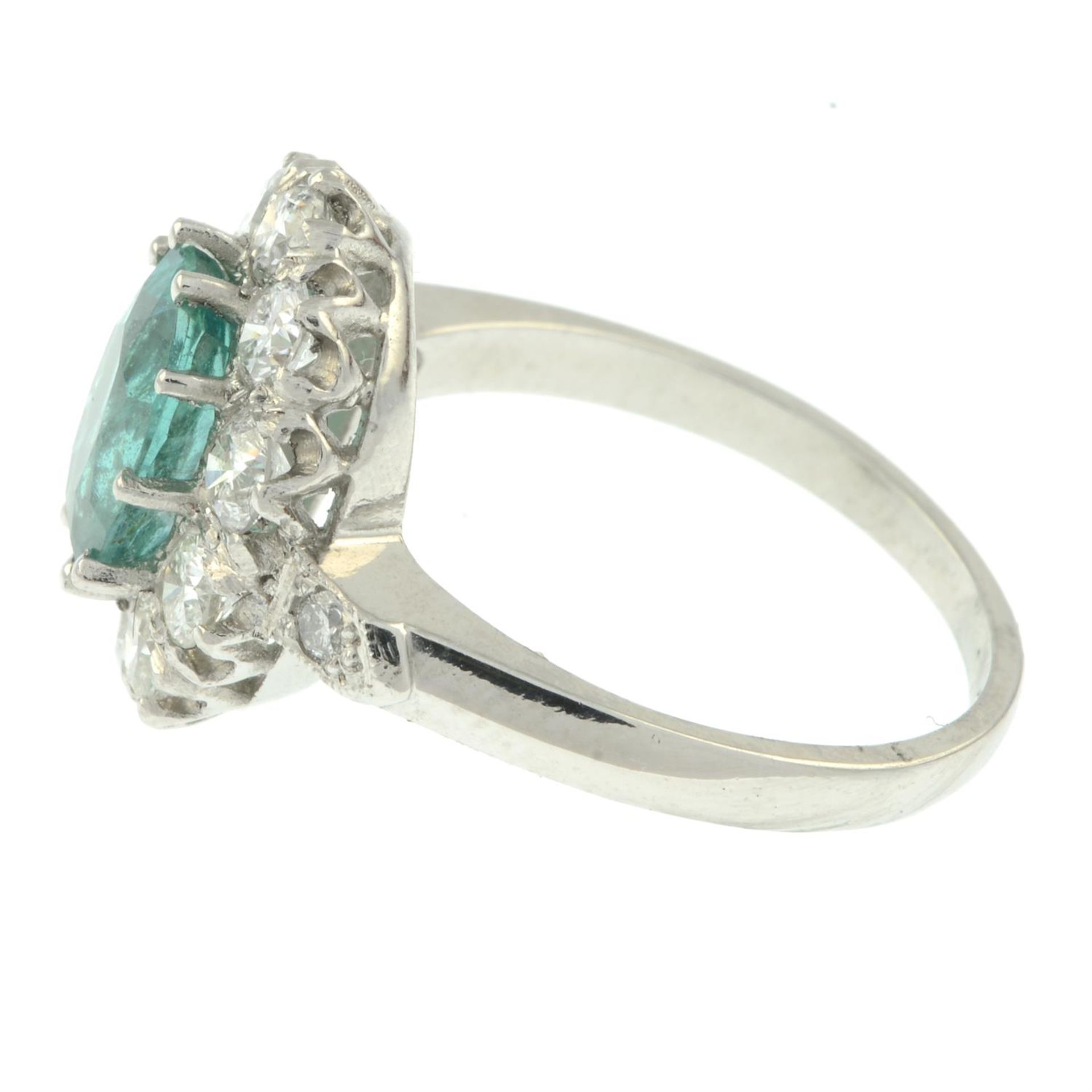 An emerald and brilliant-cut diamond cluster ring. - Image 4 of 5