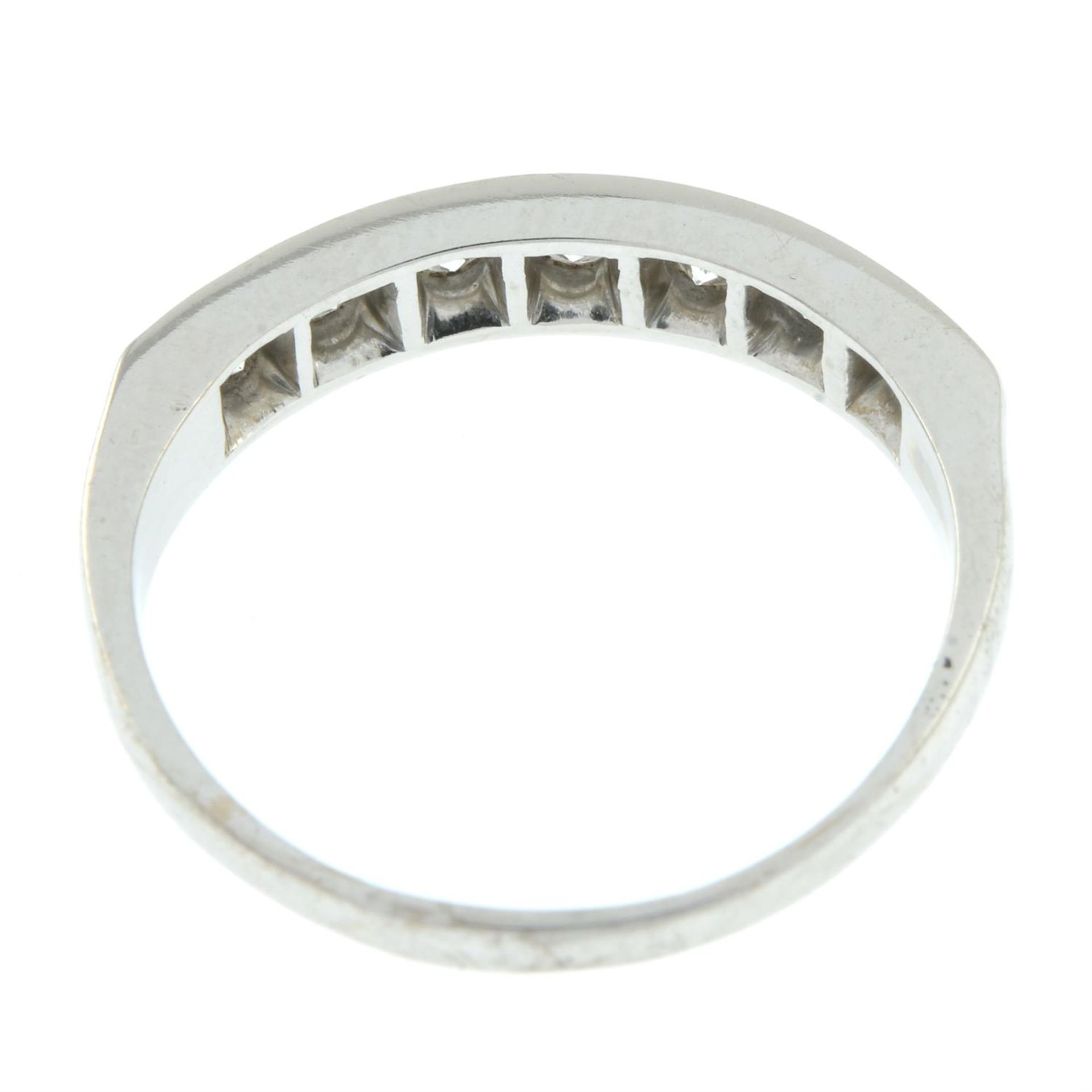 An 18ct gold brilliant-cut diamond half eternity ring. - Bild 3 aus 5