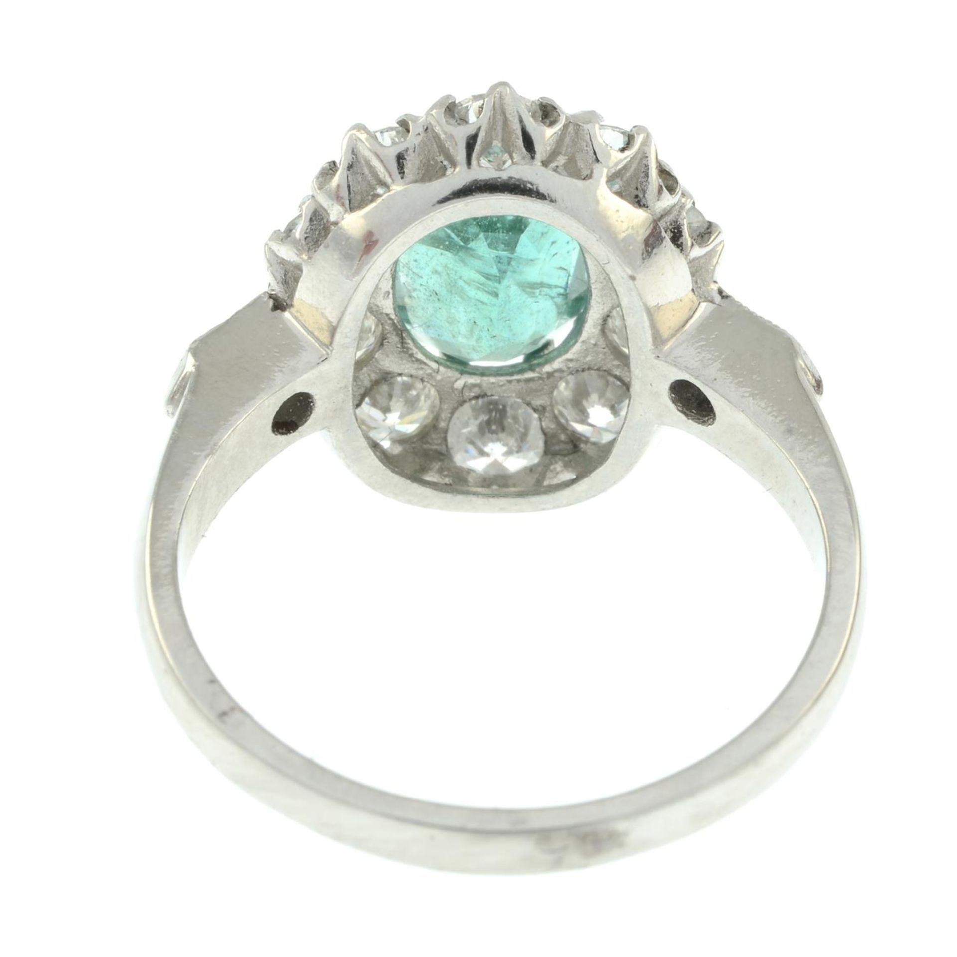 An emerald and brilliant-cut diamond cluster ring. - Image 3 of 5