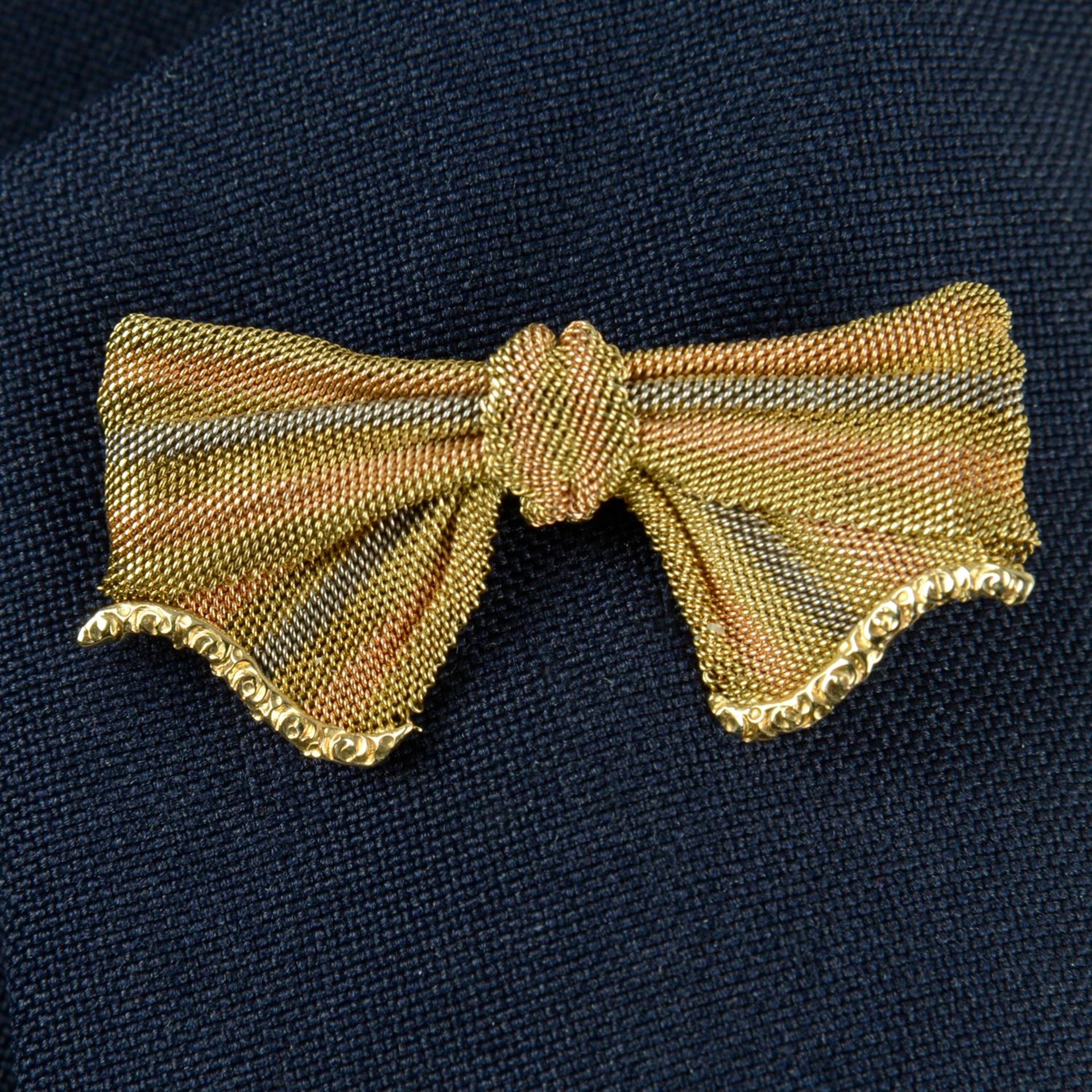 An early 20th century tri-colour 14ct gold mesh bow brooch.
