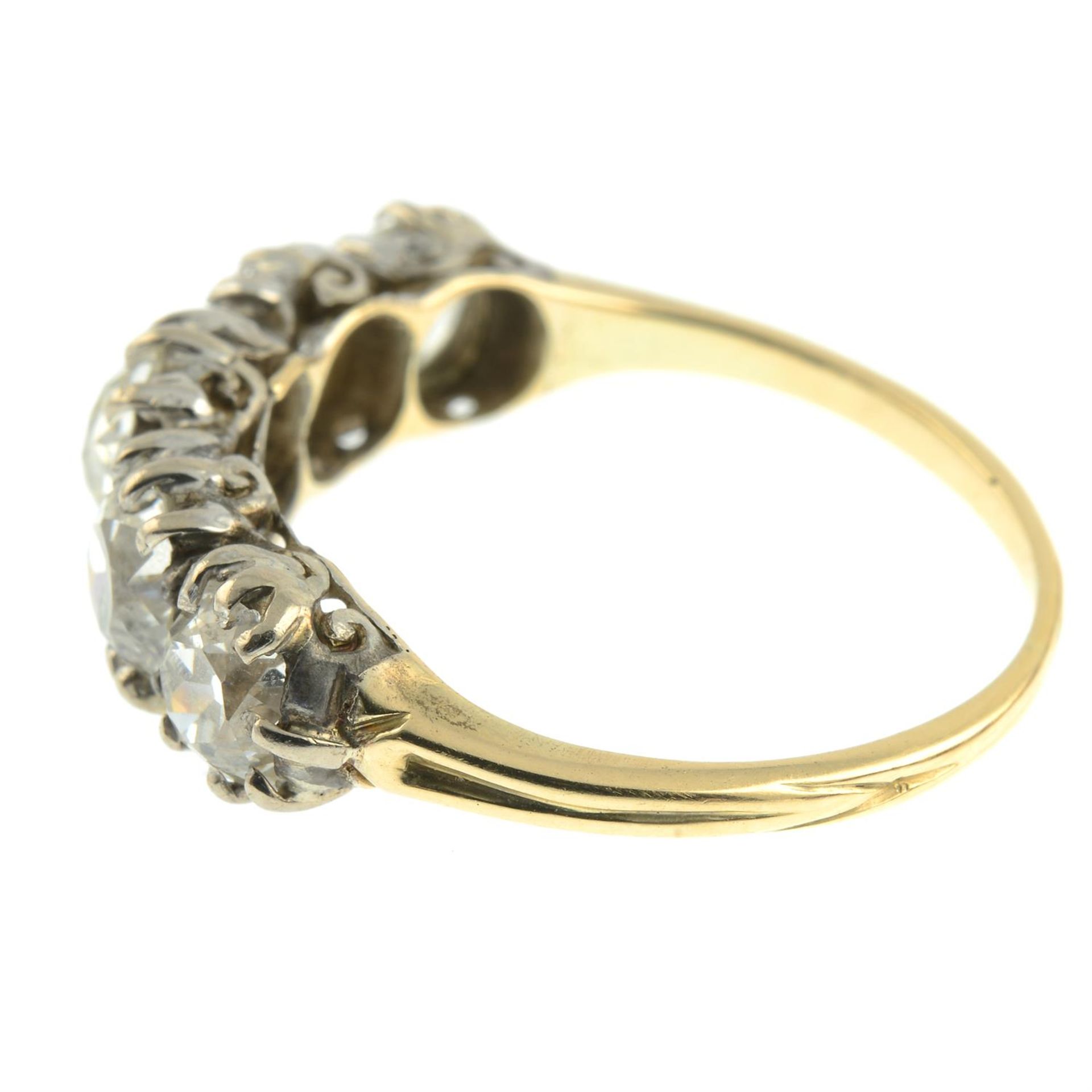 A late Victorian silver and 15ct gold graduated old-cut diamond five-stone ring. - Bild 3 aus 5