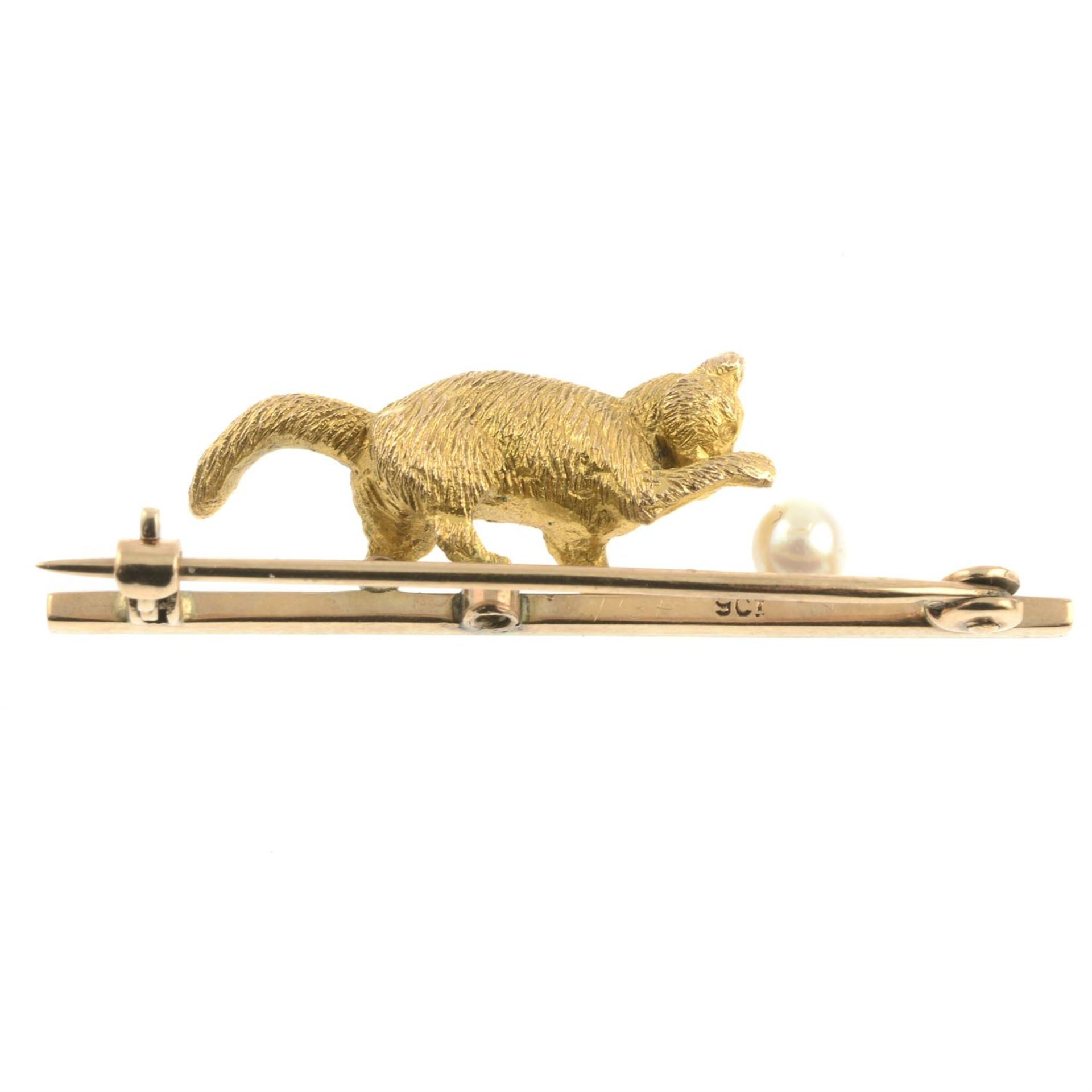 An Edwardian 9ct gold seed pearl bar brooch, designed as a kitten playing with a ball. - Bild 3 aus 4