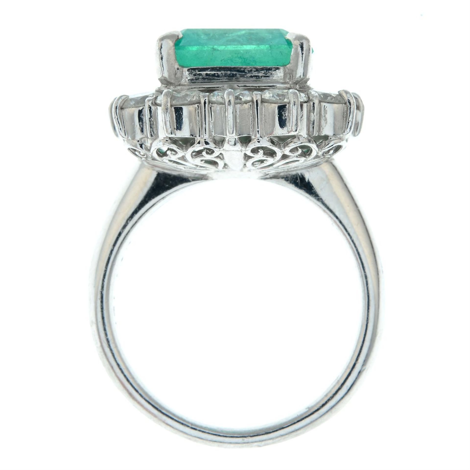 A Colombian emerald and brilliant-cut diamond cluster ring. - Image 5 of 7