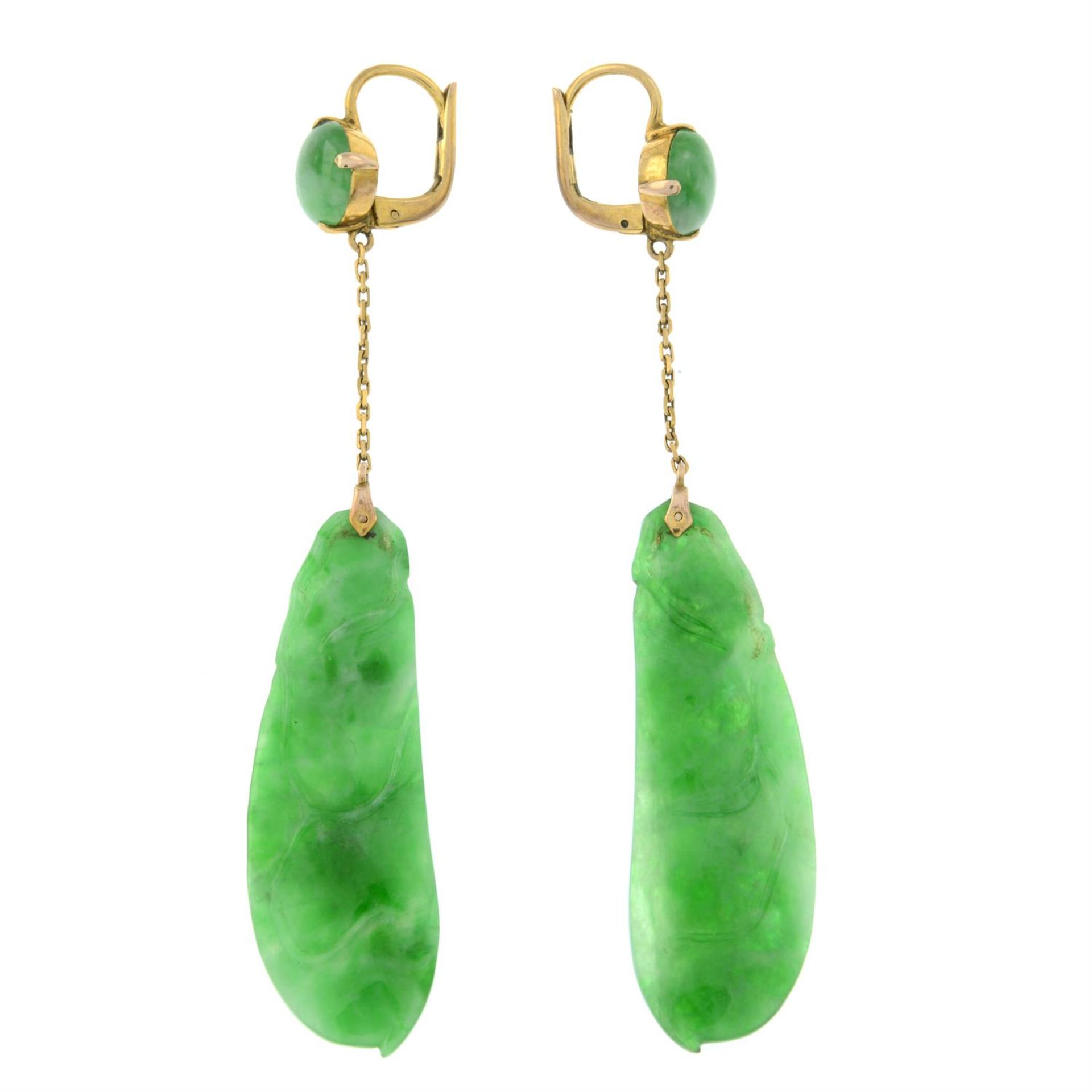 A pair of early 20th century 9ct gold carved A-type jadeite jade peapod earrings, - Bild 3 aus 4