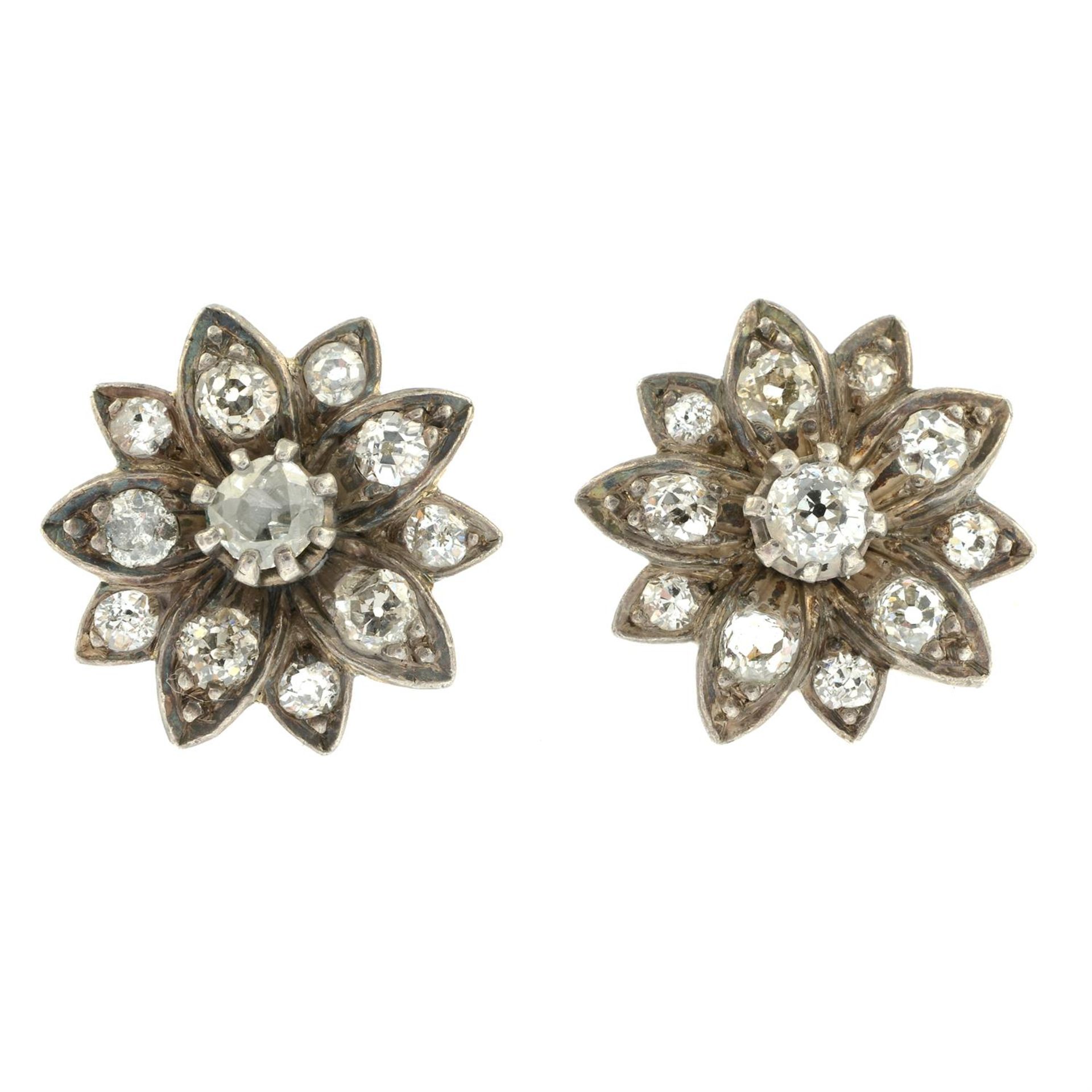 A pair of late Victorian silver and gold old-cut diamond floral earrings. - Bild 2 aus 3