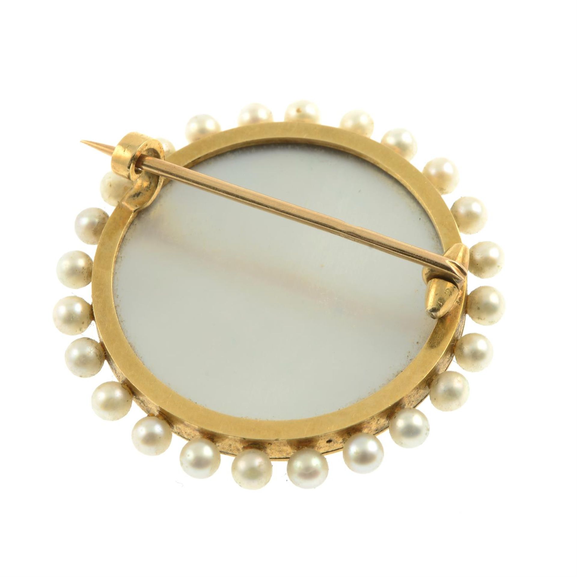 An early 20th century 18ct gold and seed pearl mounted portrait miniature brooch of a bearded - Bild 3 aus 4