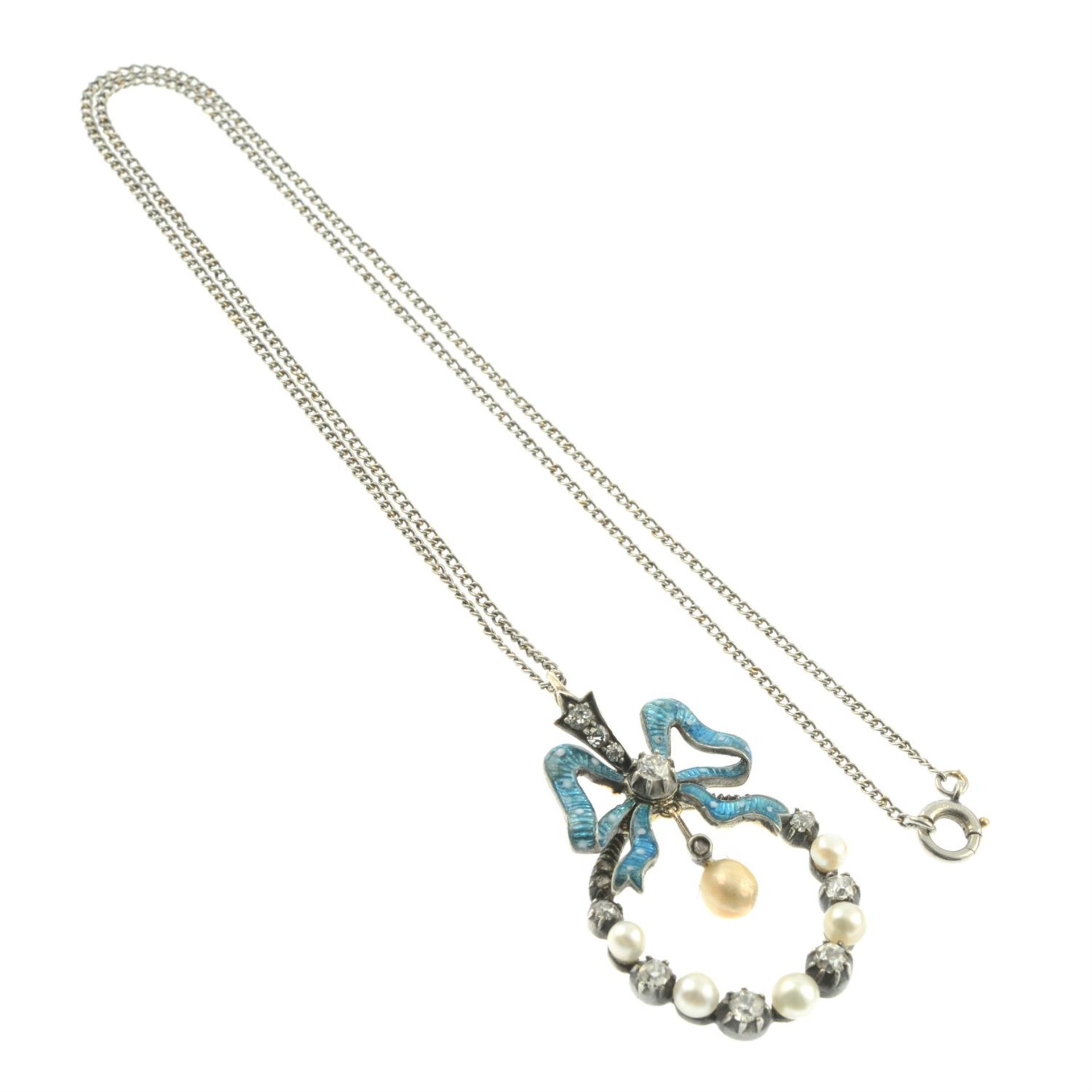 A late Victorian silver and gold, old-cut diamond, pearl and blue enamel bow and garland pendant, - Bild 4 aus 5