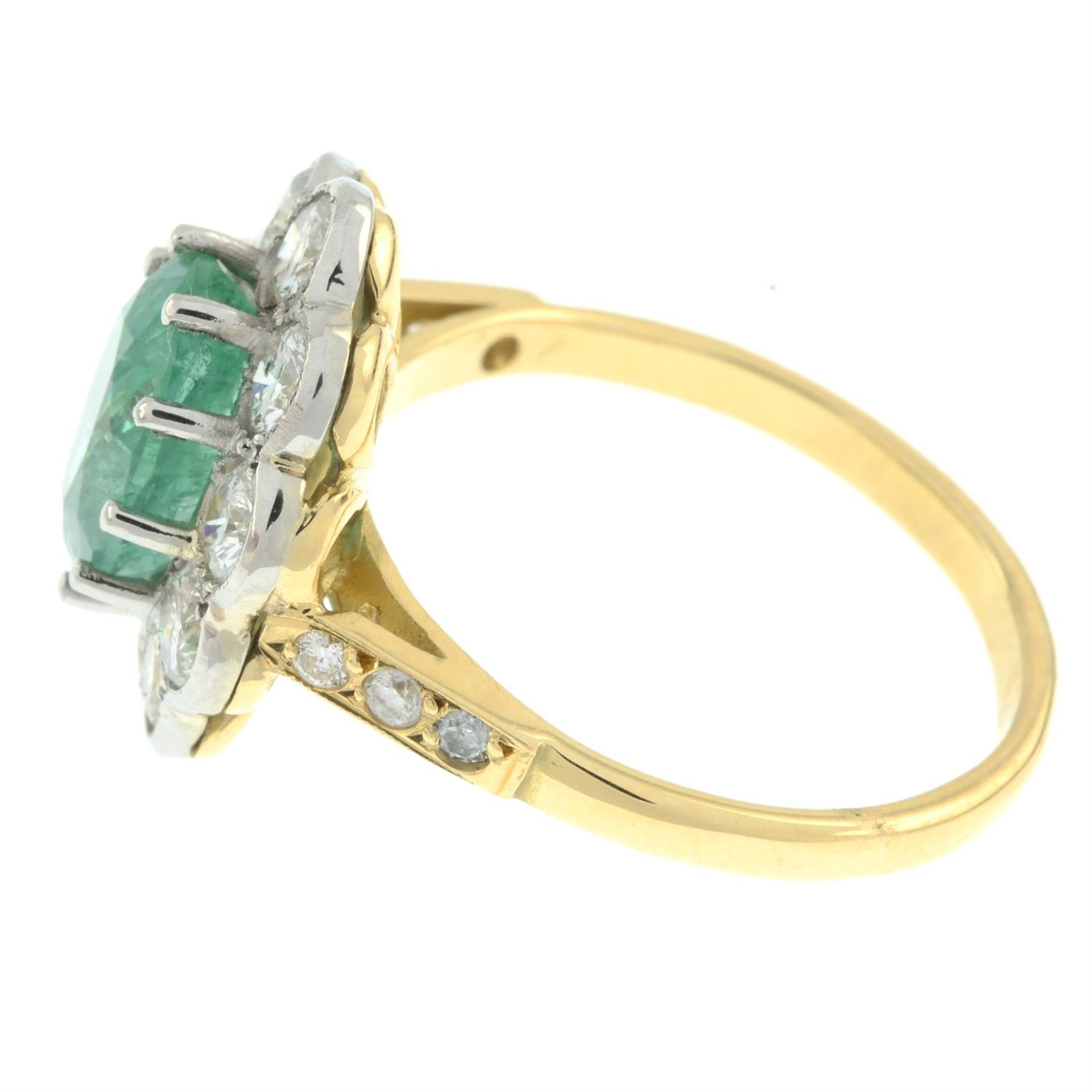 An emerald and brilliant-cut diamond cluster ring. - Image 4 of 5