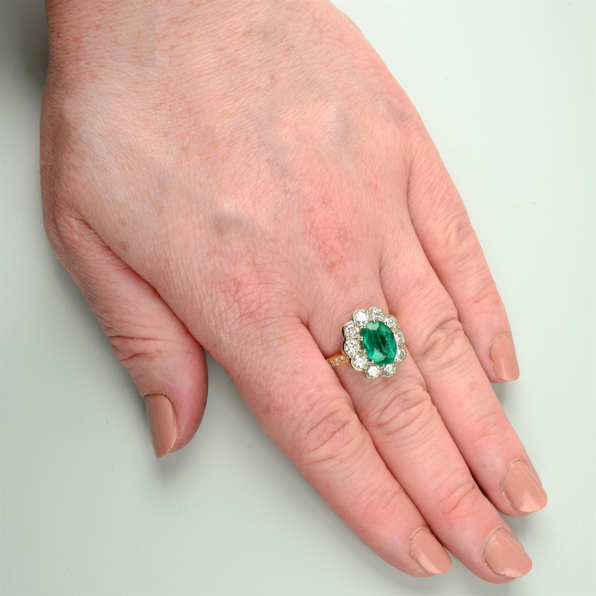 An emerald and brilliant-cut diamond cluster ring. - Image 5 of 5