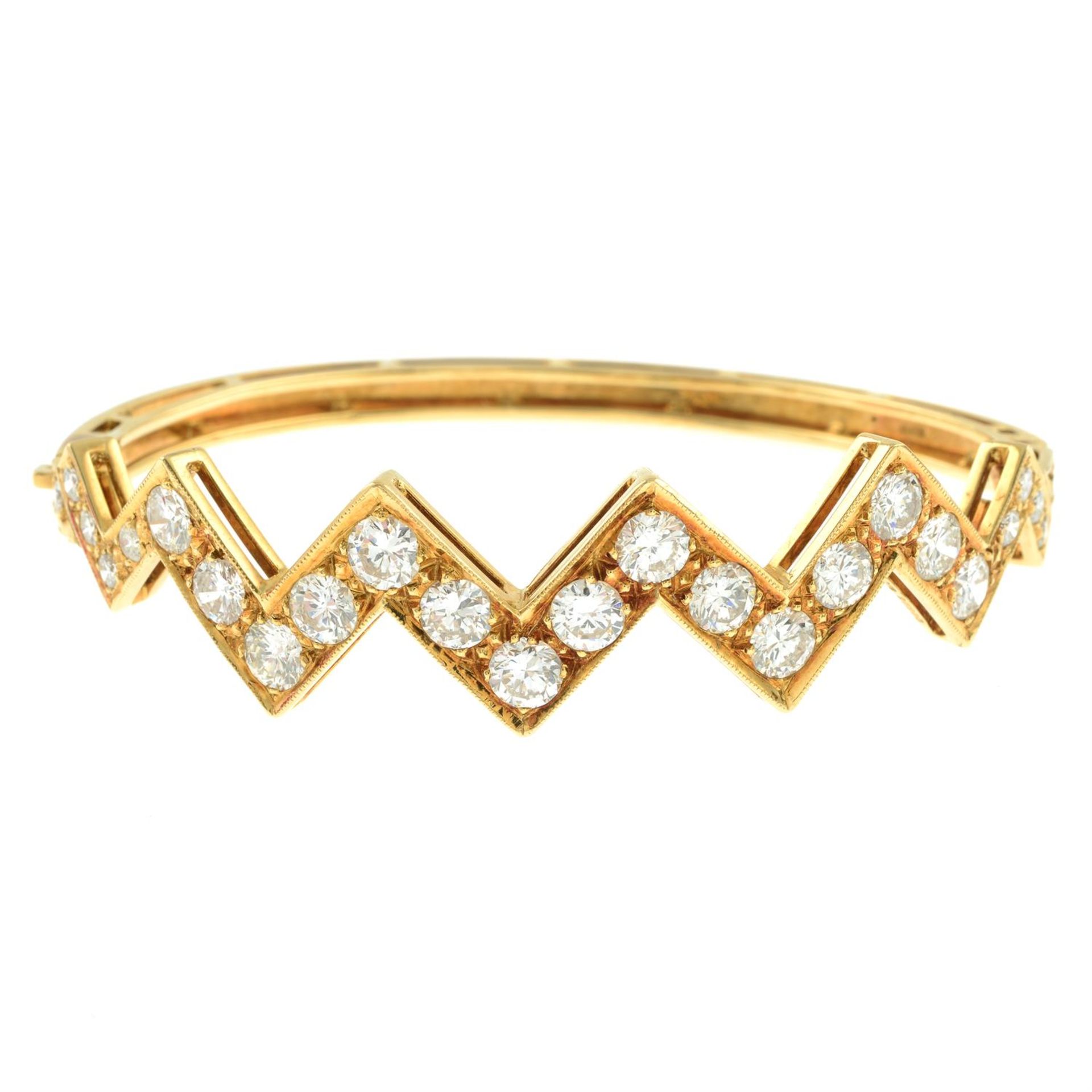 An 18ct gold brilliant-cut diamond geometric 'zig zag' hinged bangle. - Bild 2 aus 3