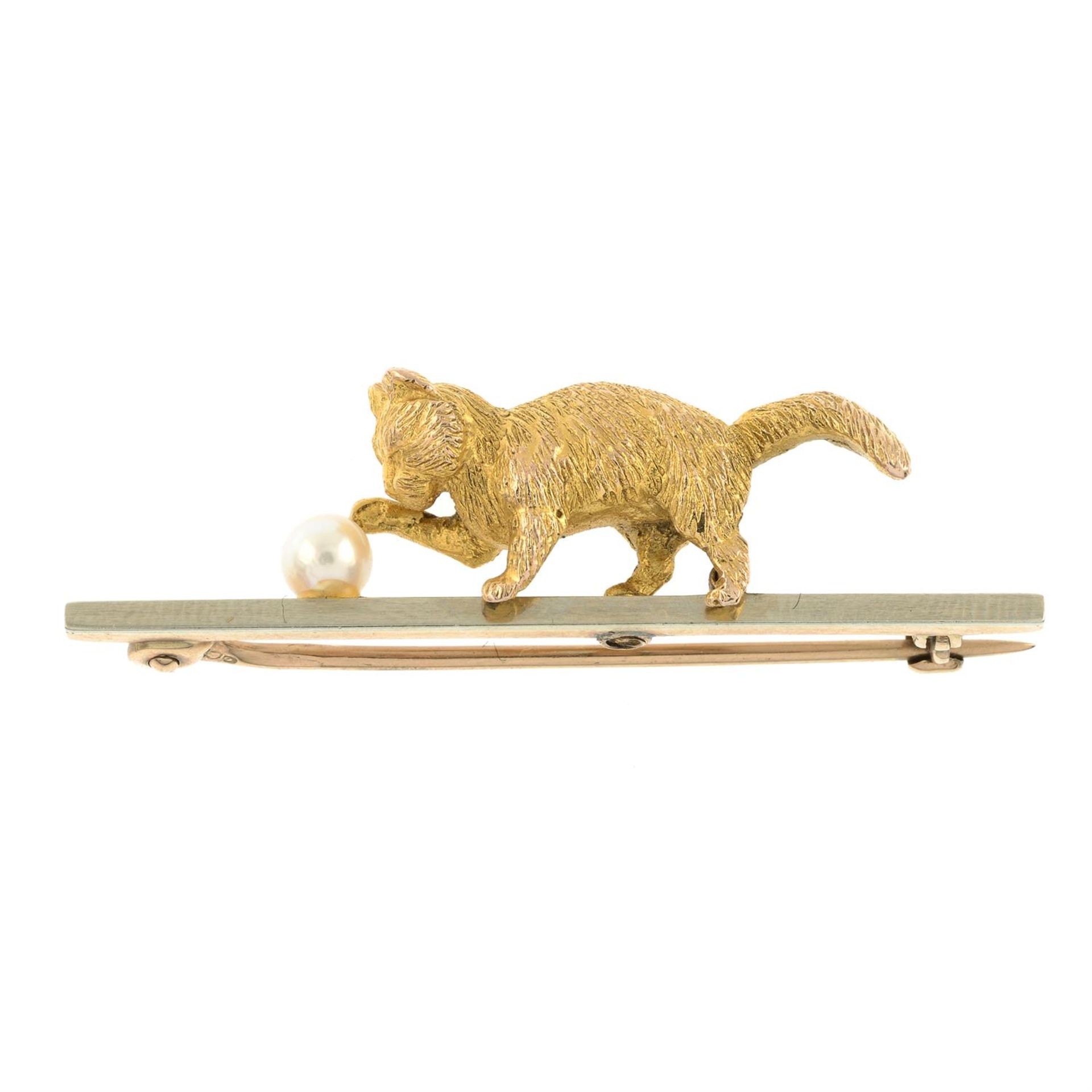 An Edwardian 9ct gold seed pearl bar brooch, designed as a kitten playing with a ball. - Bild 2 aus 4