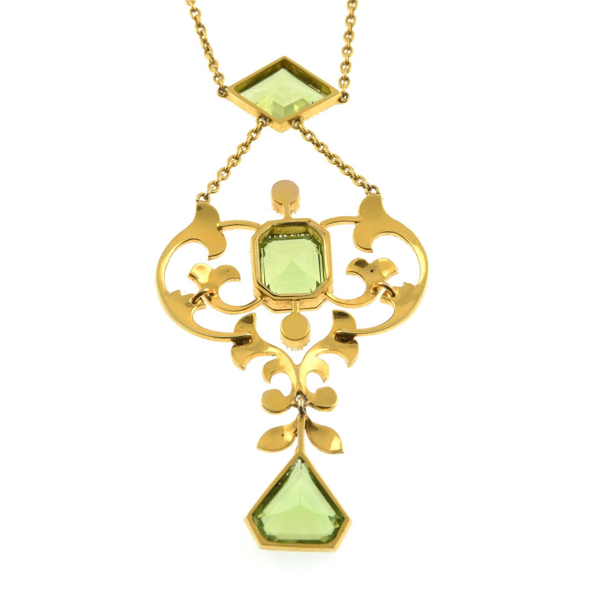 An Edwardian 15ct gold peridot and split pearl pendant necklace, with fitted case. - Image 3 of 6
