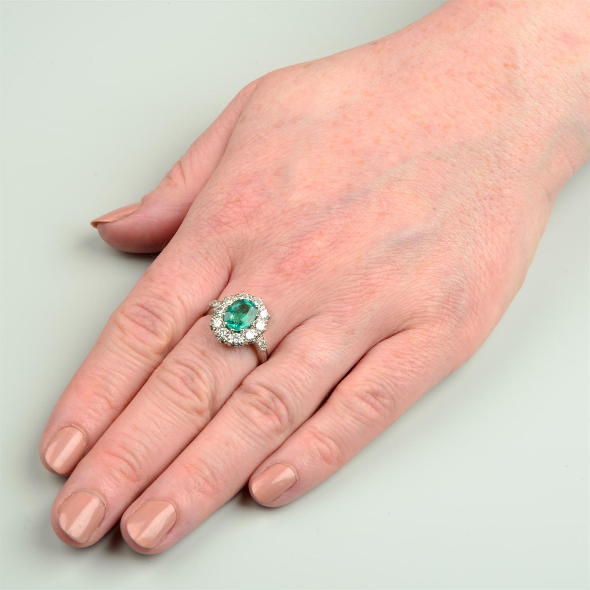An emerald and brilliant-cut diamond cluster ring. - Image 5 of 5